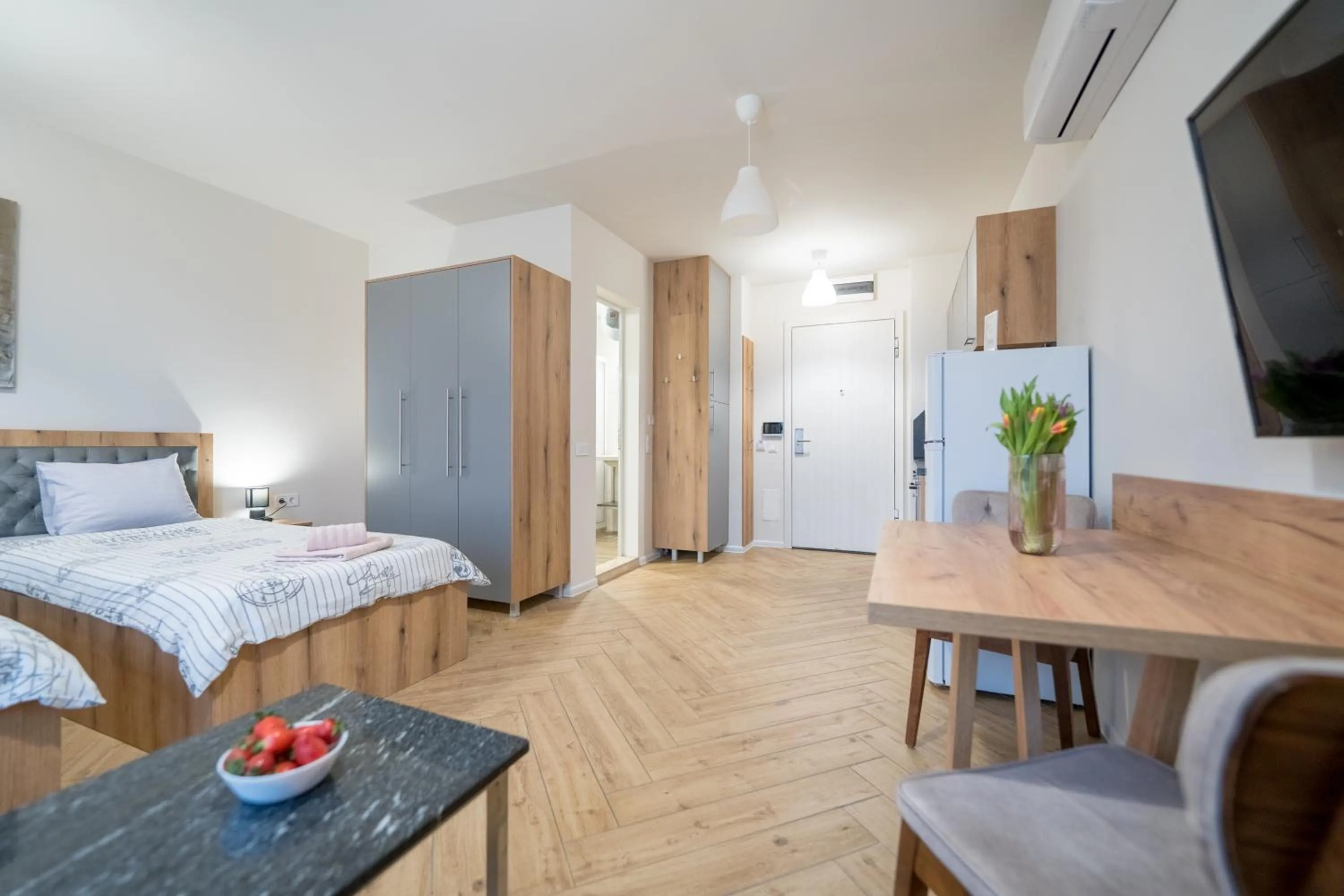 Bed in WOW studios for rent 2 bul Montevideo 25A - B