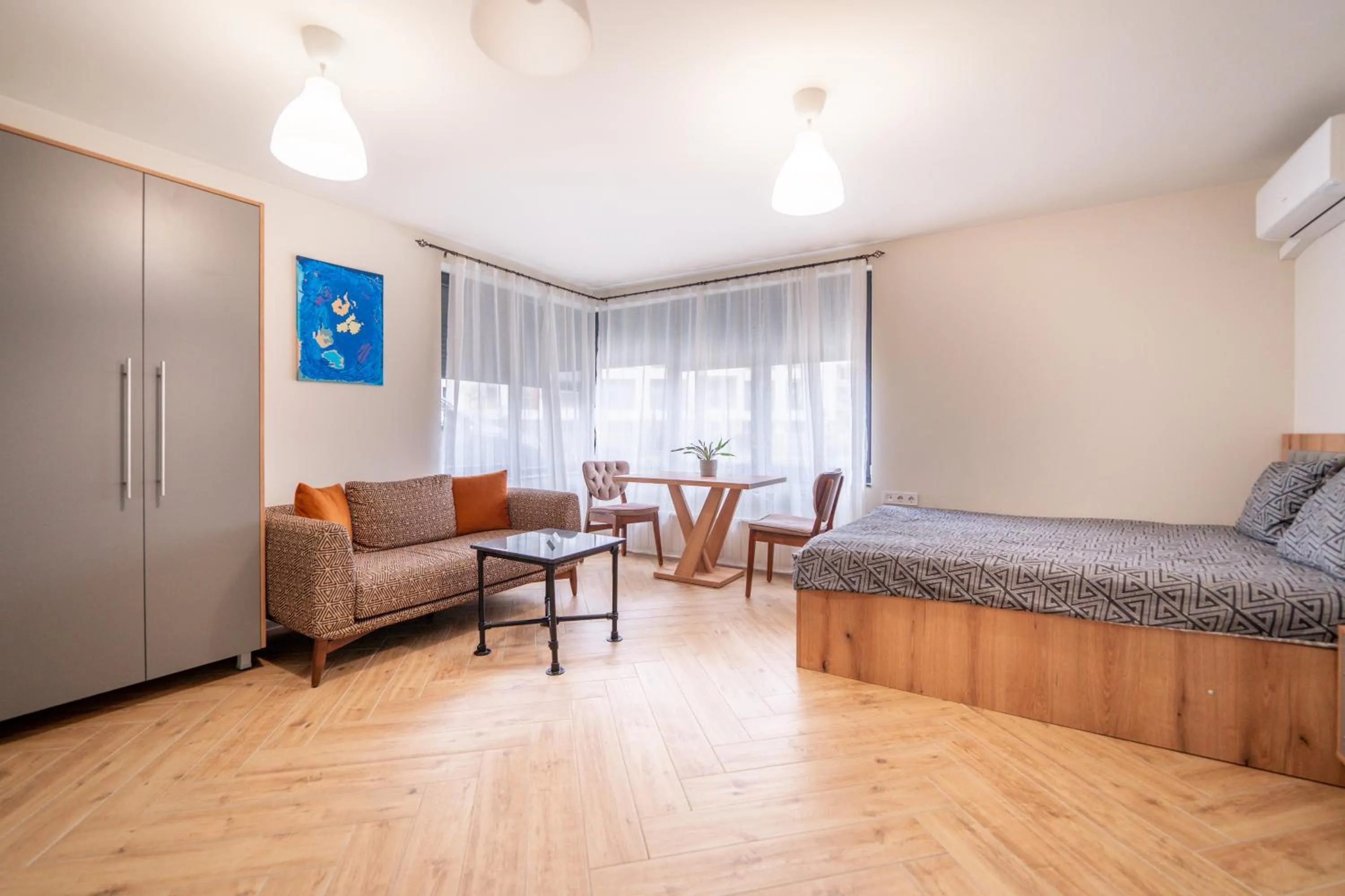 Bed in WOW studios for rent 2 bul Montevideo 25A - B
