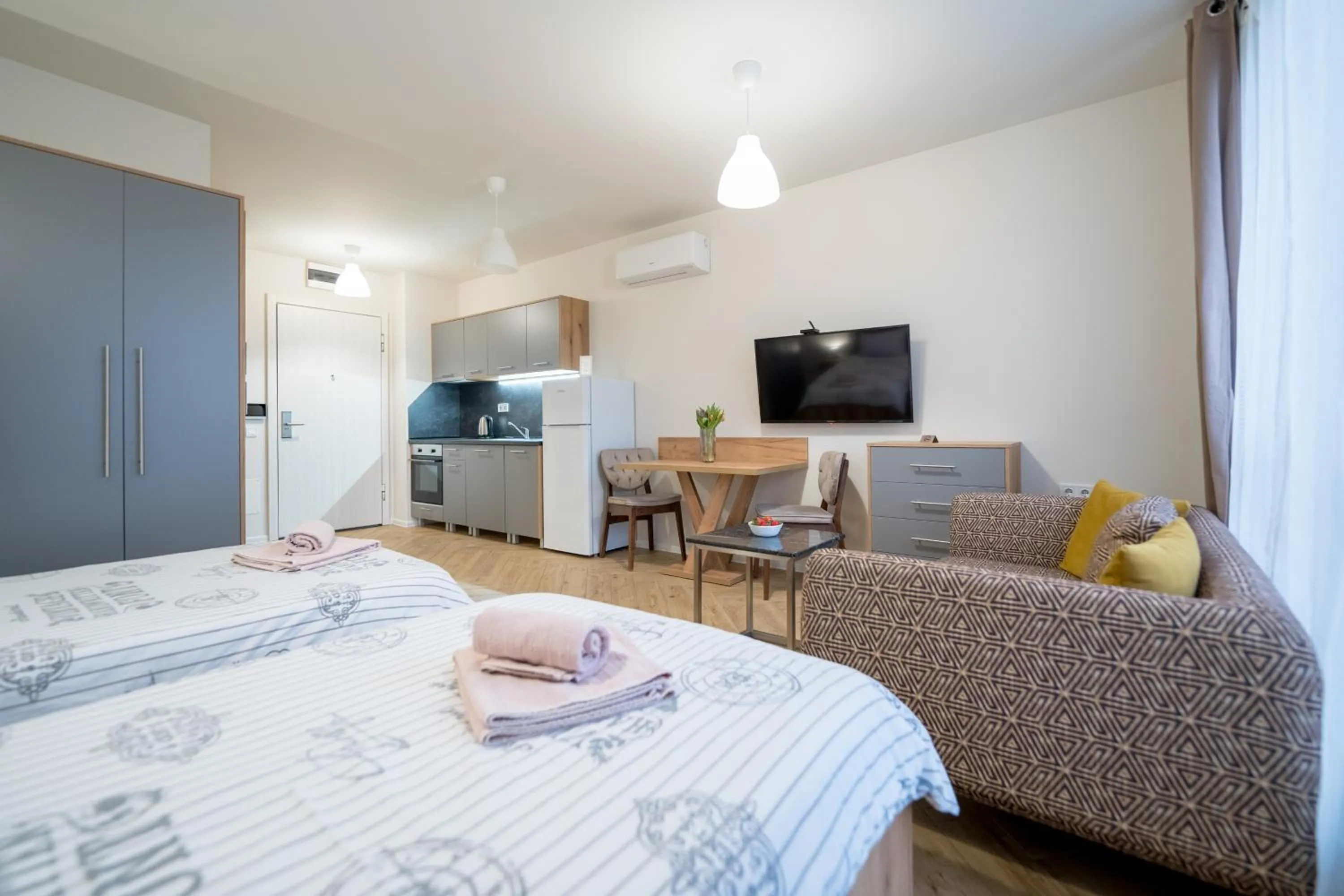 Bed in WOW studios for rent 2 bul Montevideo 25A - B