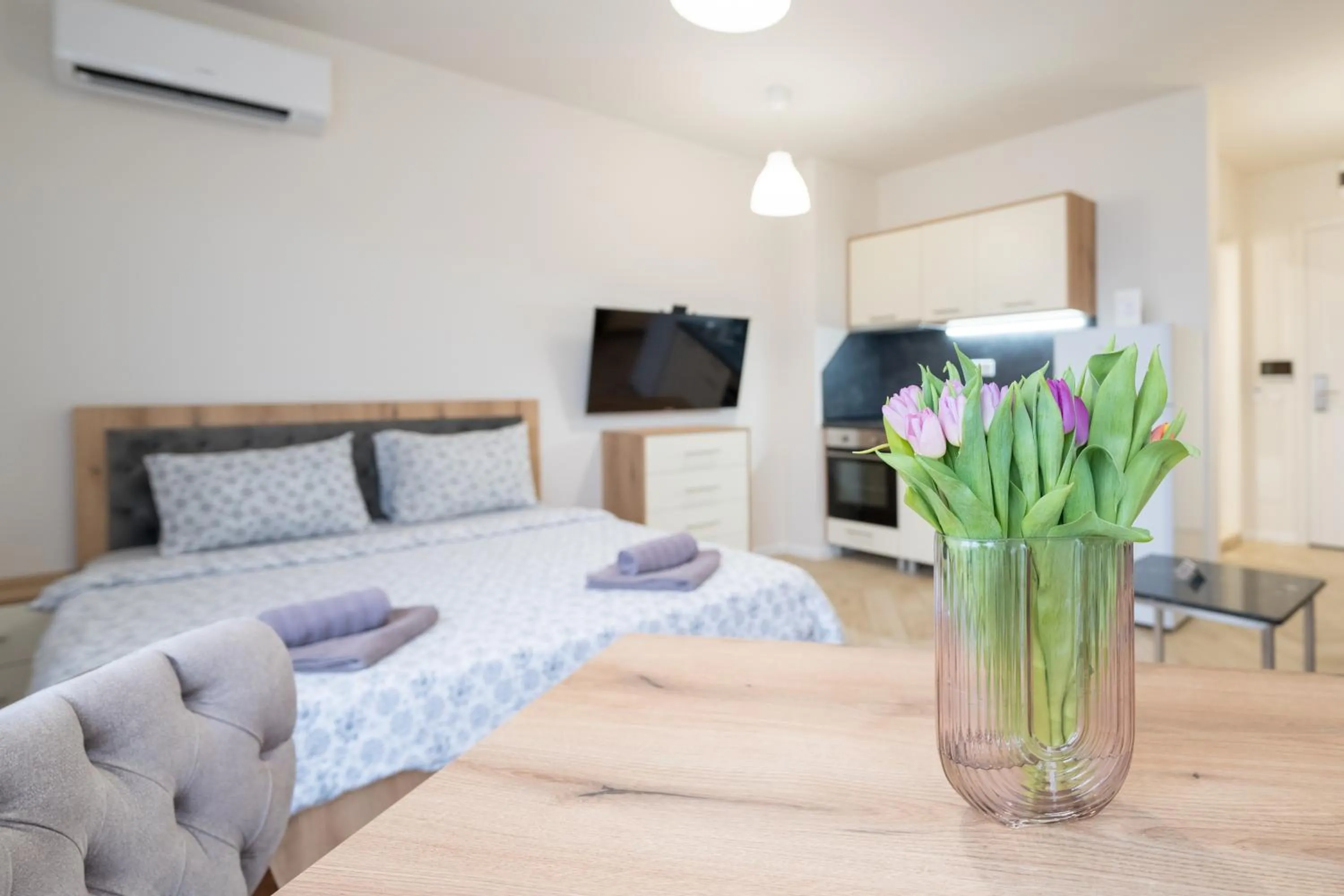 Bed in WOW studios for rent 2 bul Montevideo 25A - B
