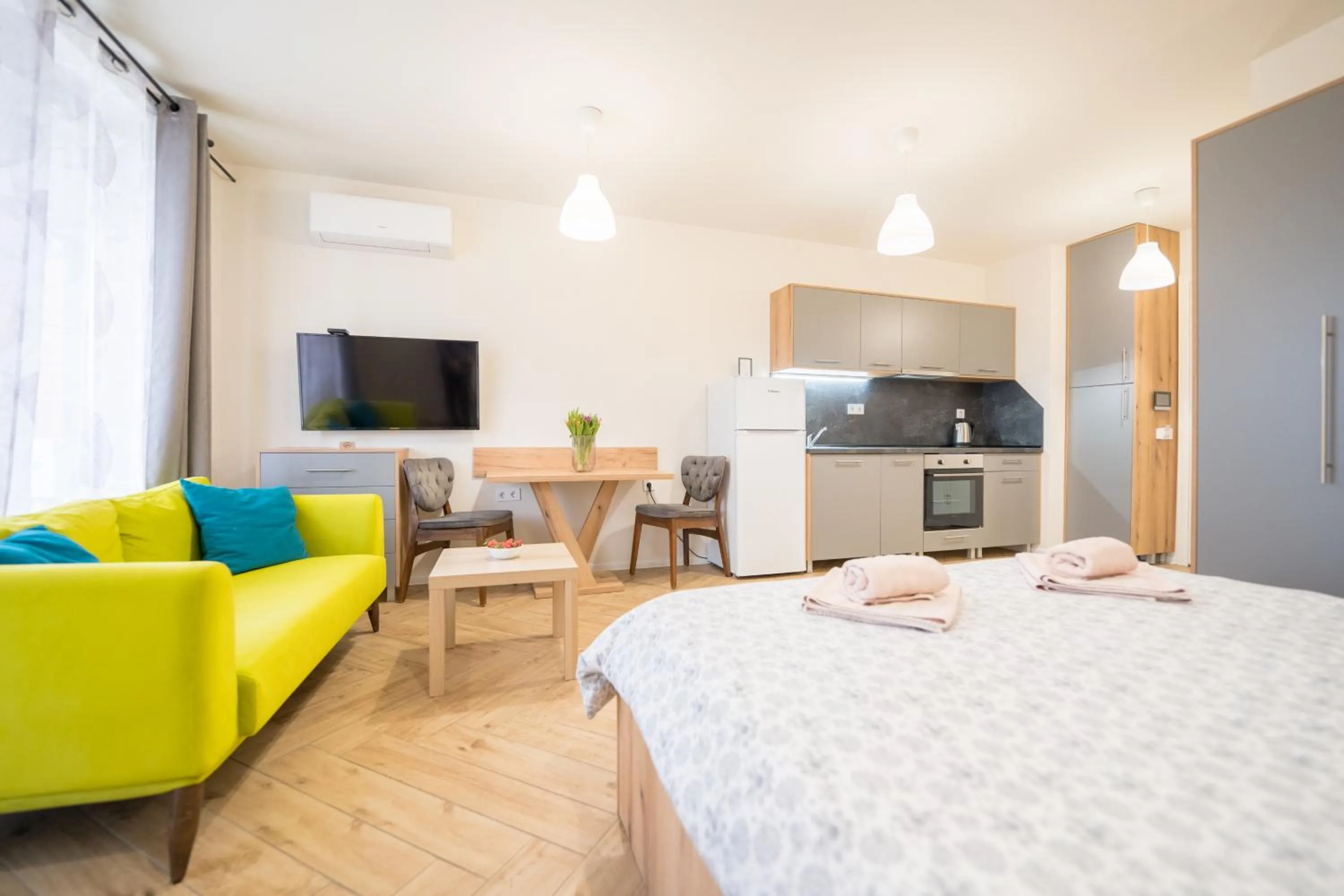 Bed in WOW studios for rent 2 bul Montevideo 25A - B