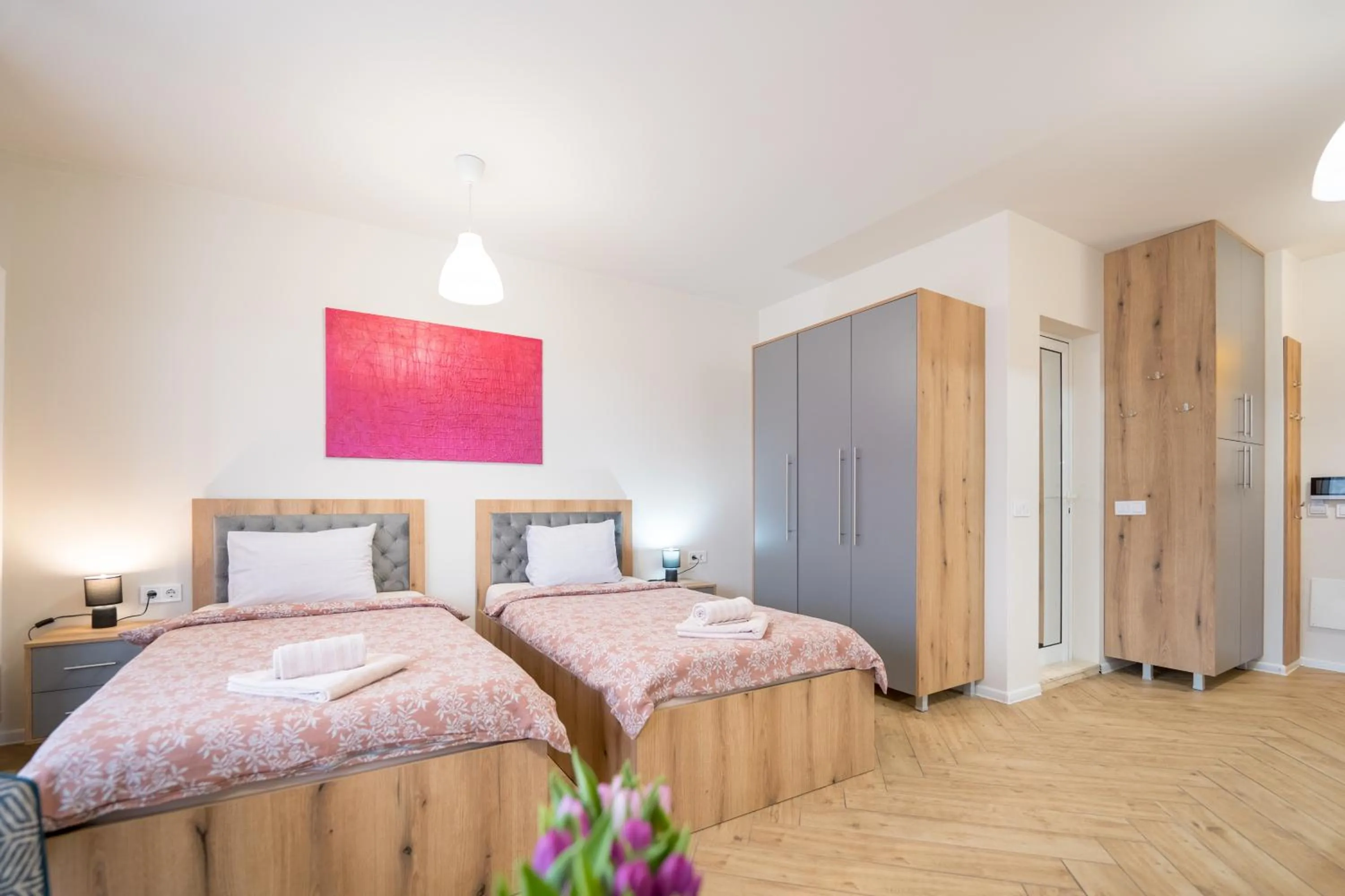 Bed in WOW studios for rent 2 bul Montevideo 25A - B