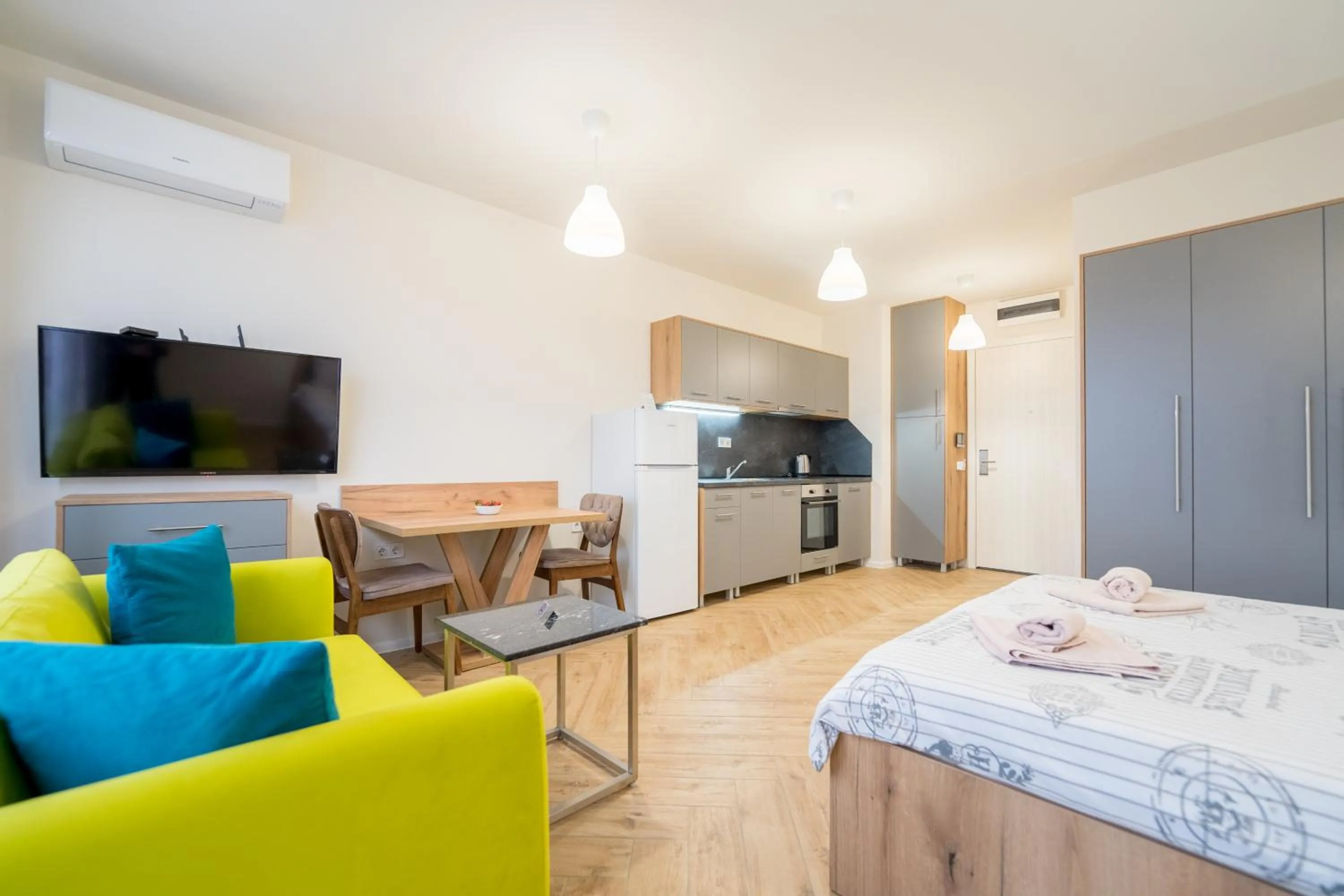 Bed in WOW studios for rent 2 bul Montevideo 25A - B