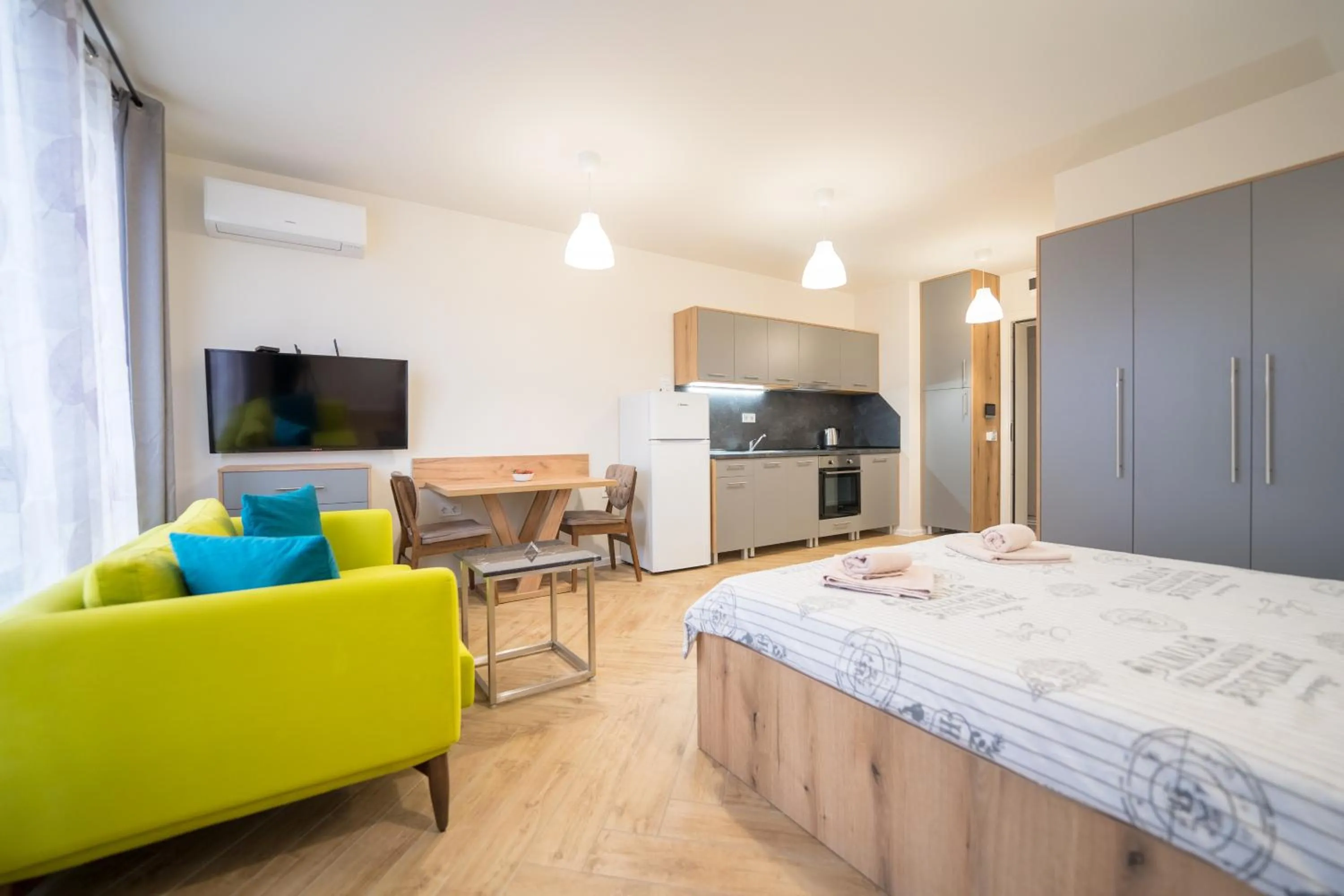 Bed in WOW studios for rent 2 bul Montevideo 25A - B