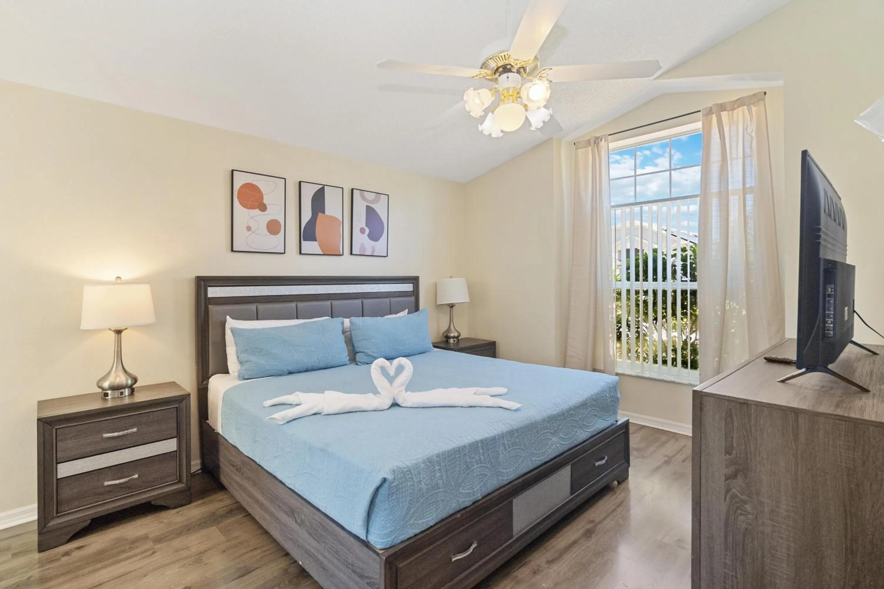 Property building, Bed in Beautiful 55 Bedroom Home!!!