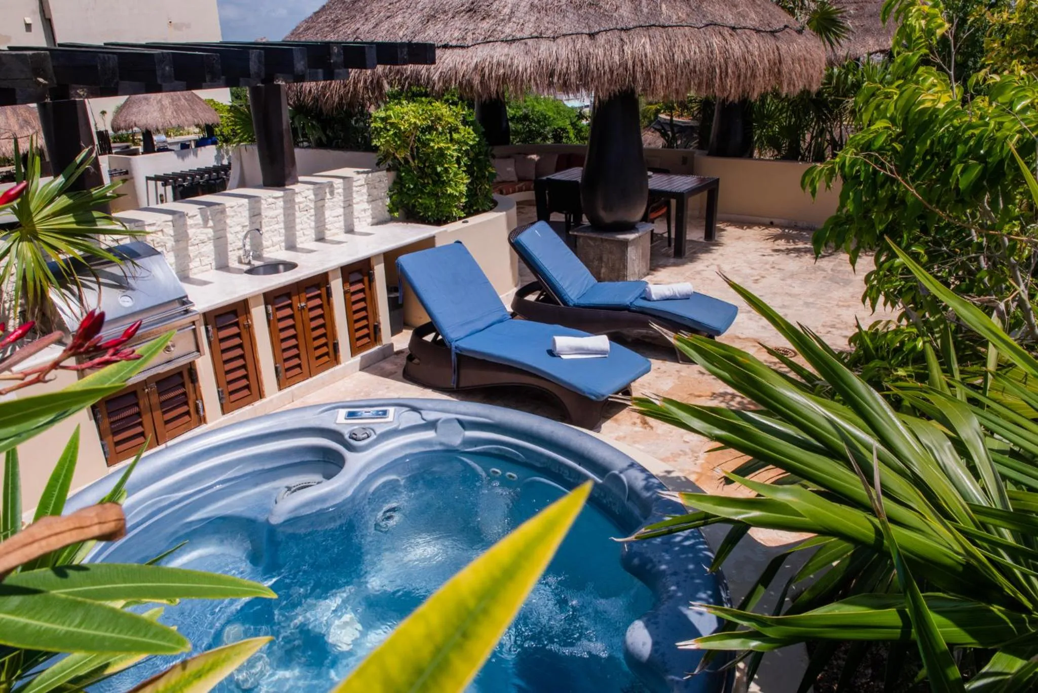 Hot Tub in El Taj Oceanfront and Beachside Condo Hotel