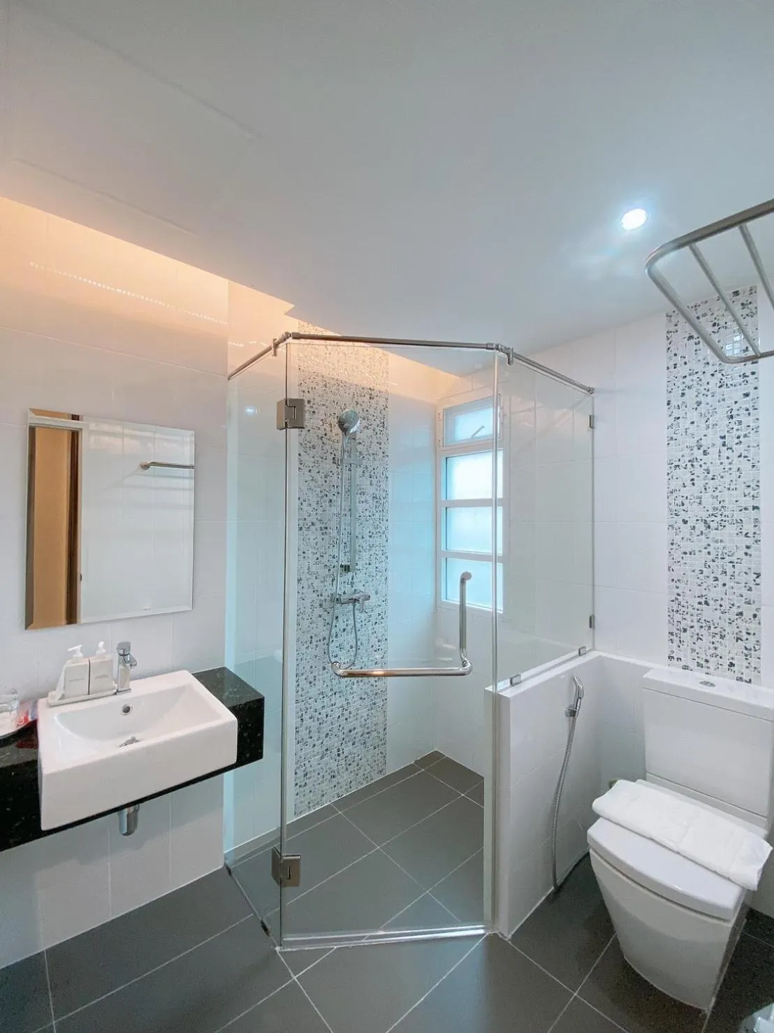 Bathroom in Greenish Hotel