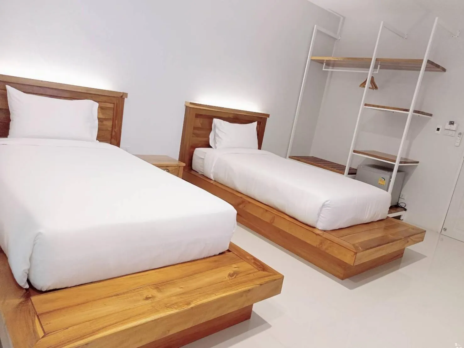 Photo of the whole room, Bed in Greenish Hotel