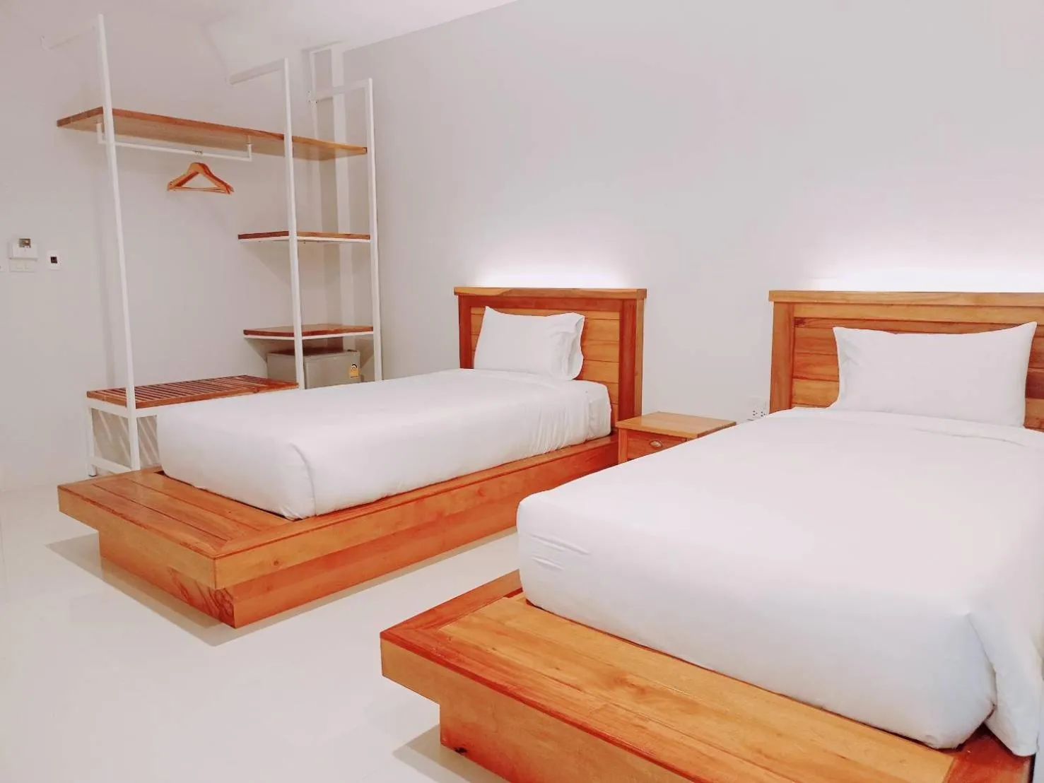 Photo of the whole room, Bed in Greenish Hotel