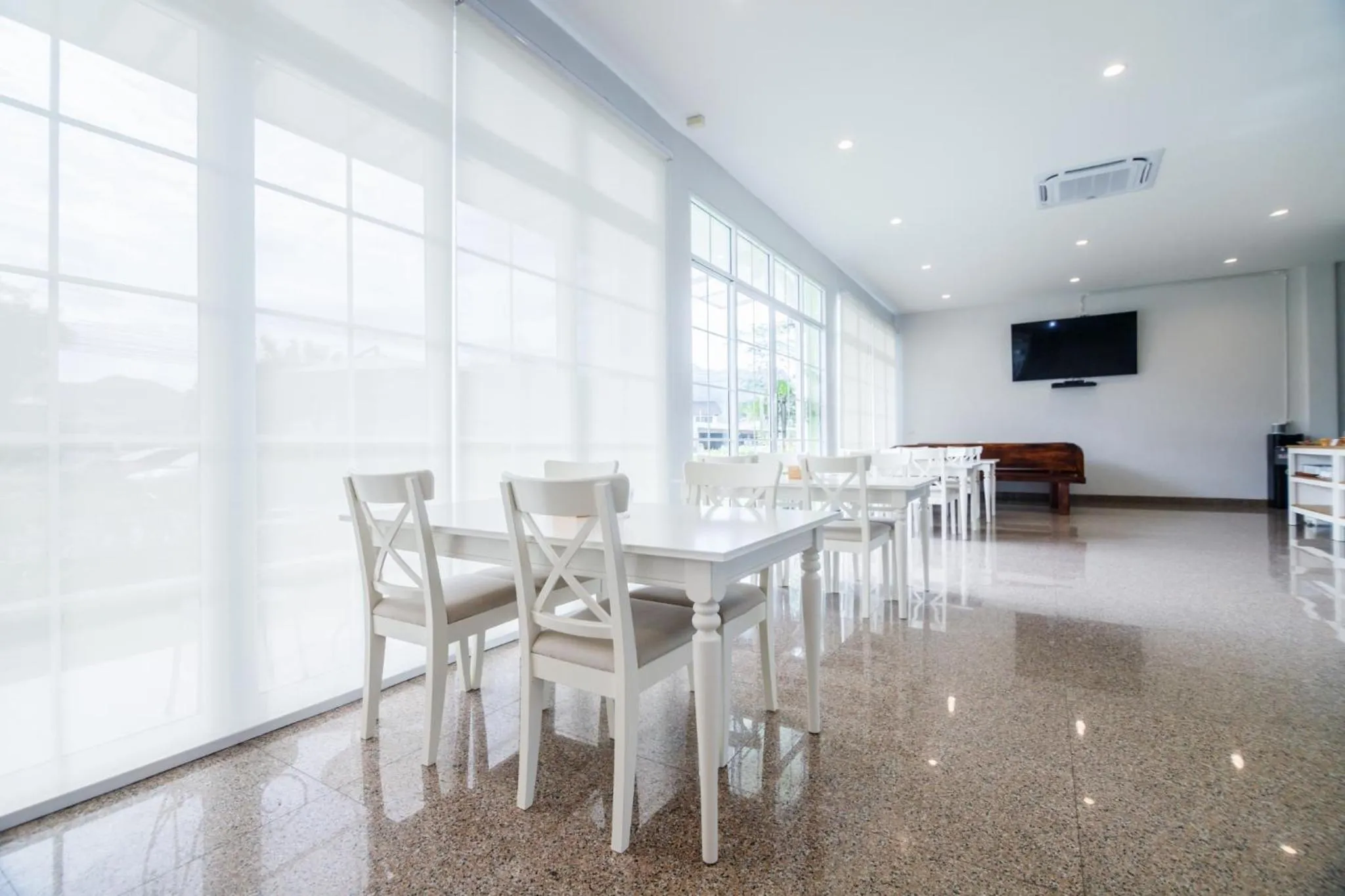 Restaurant/places to eat in Greenish Hotel