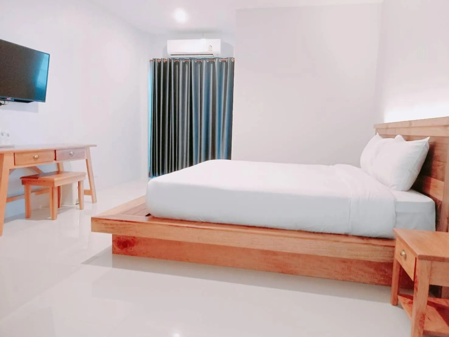 Photo of the whole room, Bed in Greenish Hotel