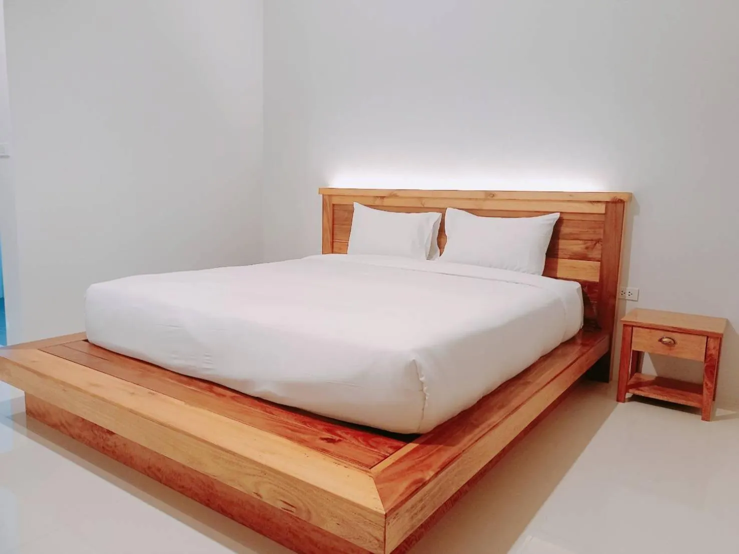 Photo of the whole room, Bed in Greenish Hotel