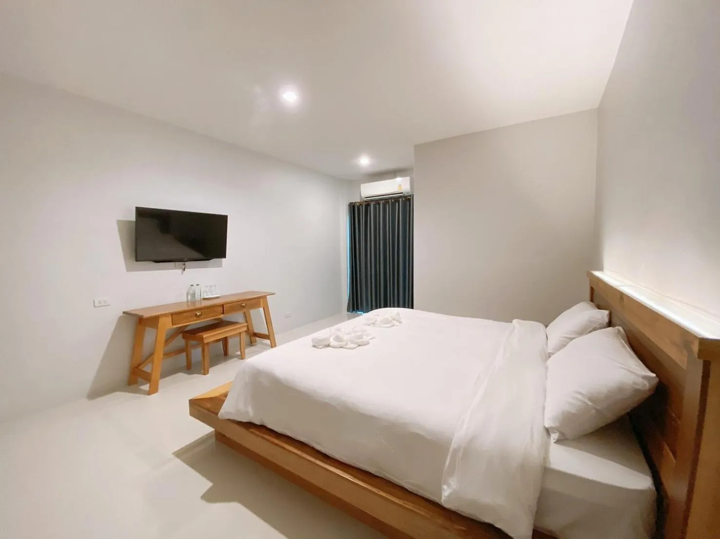 Photo of the whole room, Bed in Greenish Hotel