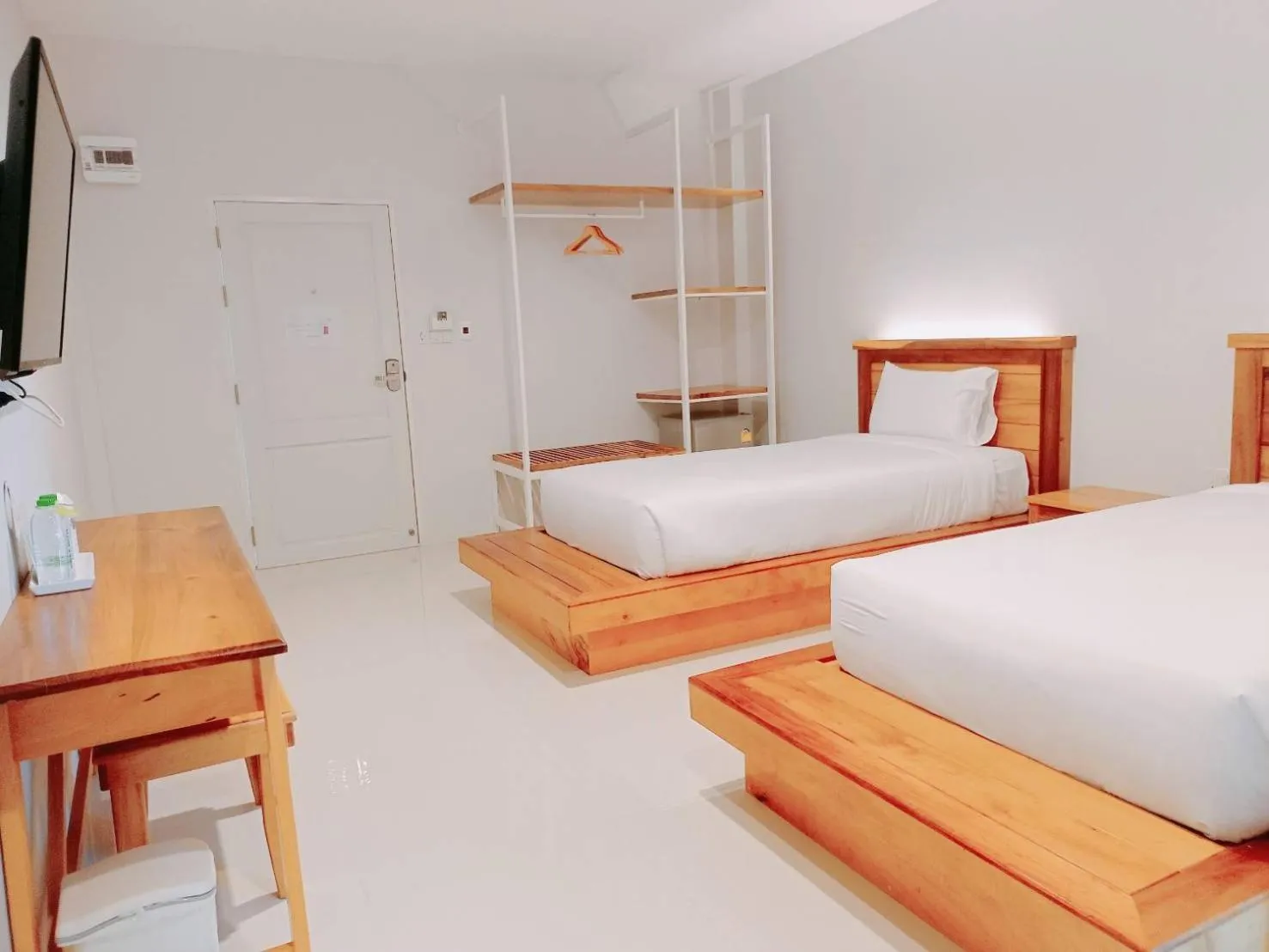 Photo of the whole room, Bed in Greenish Hotel