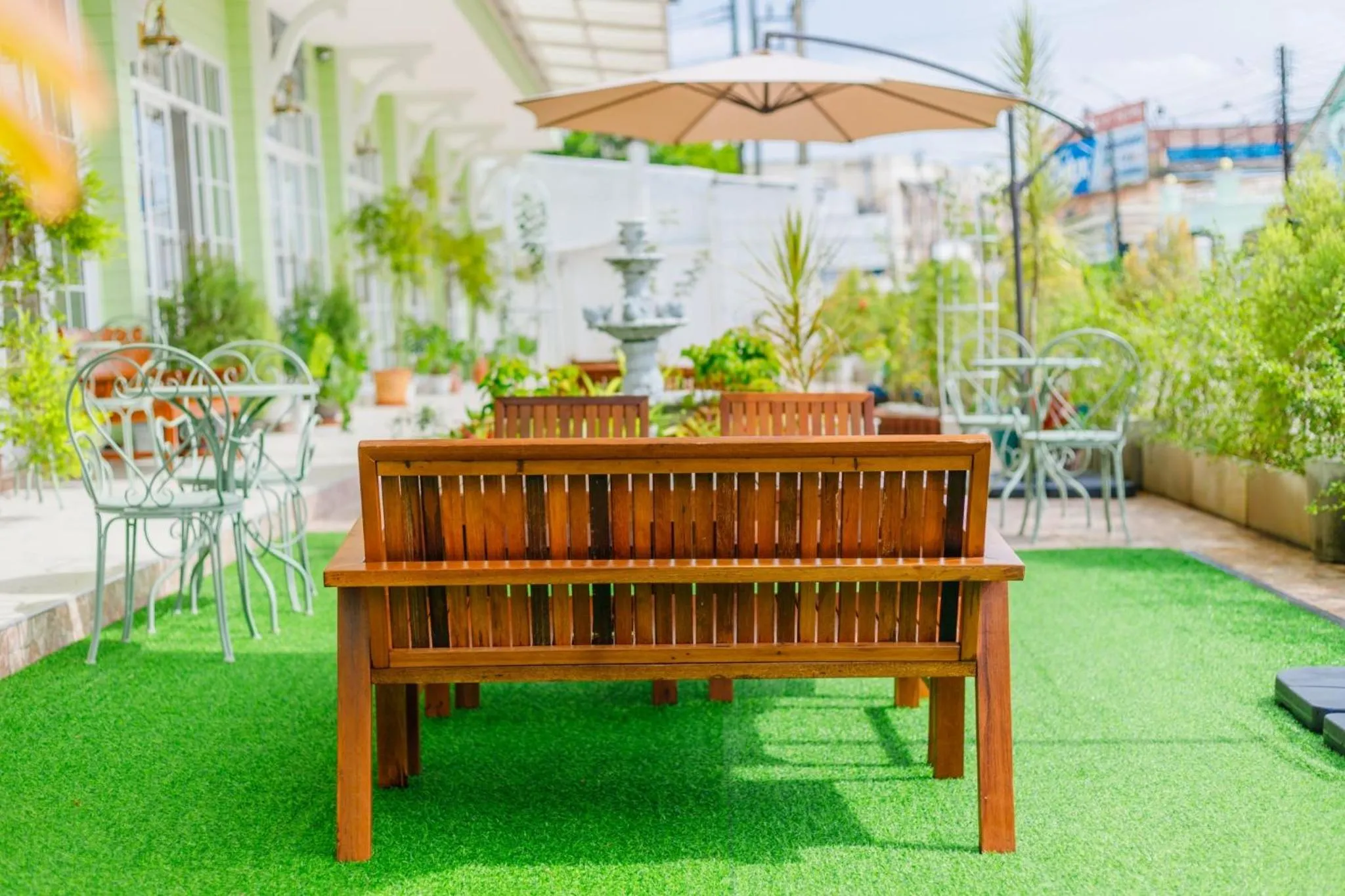 Facade/entrance in Greenish Hotel