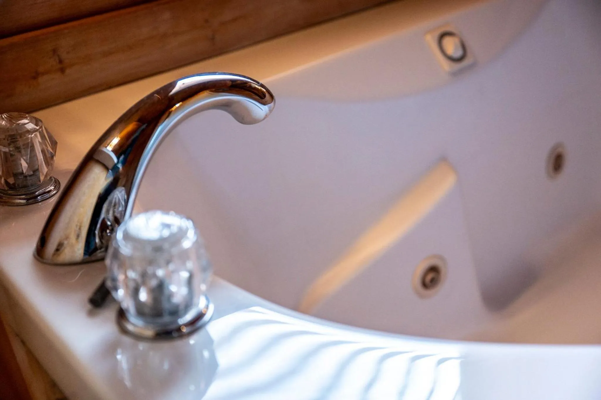 Bearfoot Pines - True Log Cabin - Wi-Fi, Hot Tub, Fishing, Deck with views! - Mins to PF