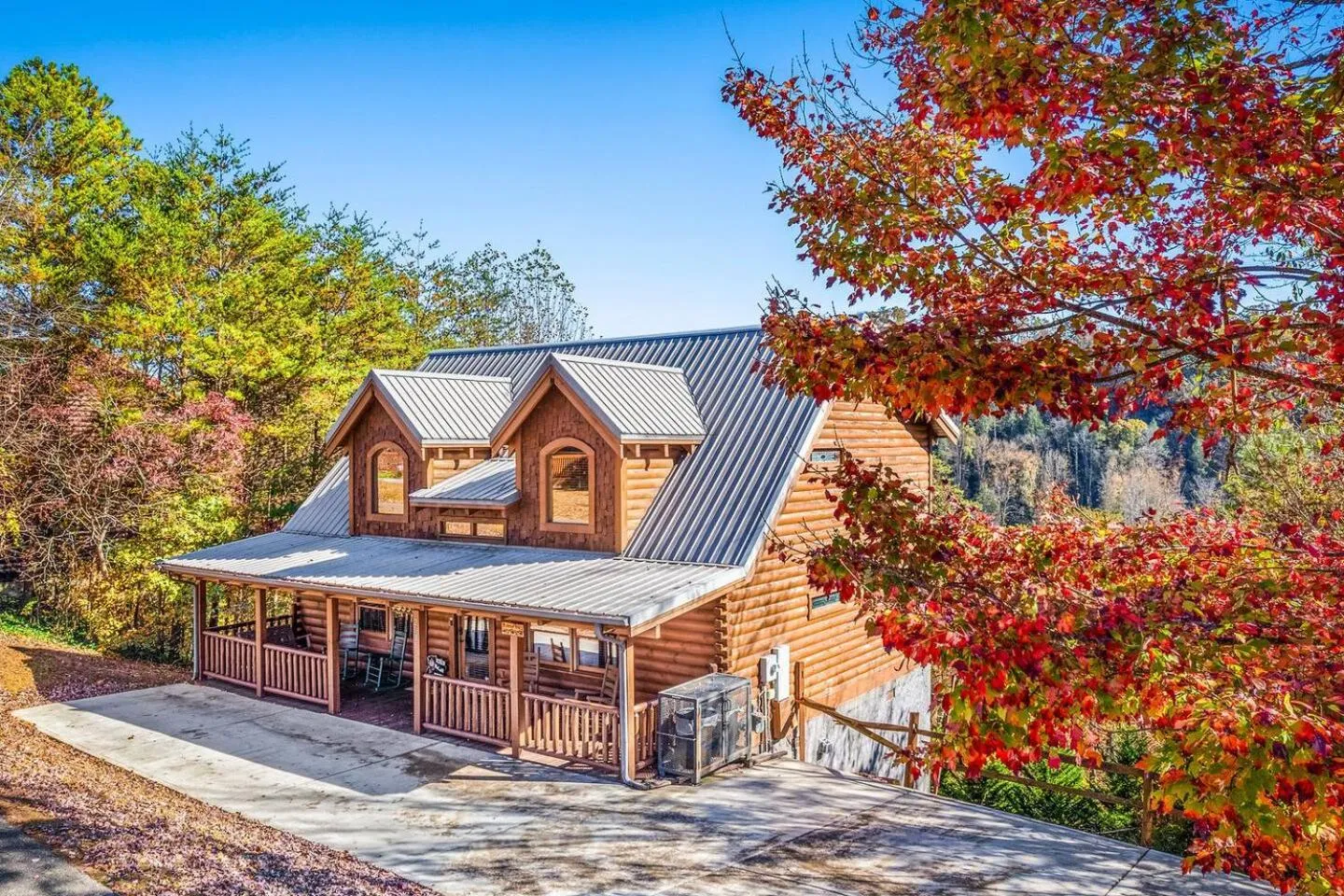 Bearfoot Pines - True Log Cabin - Wi-Fi, Hot Tub, Fishing, Deck with views! - Mins to PF