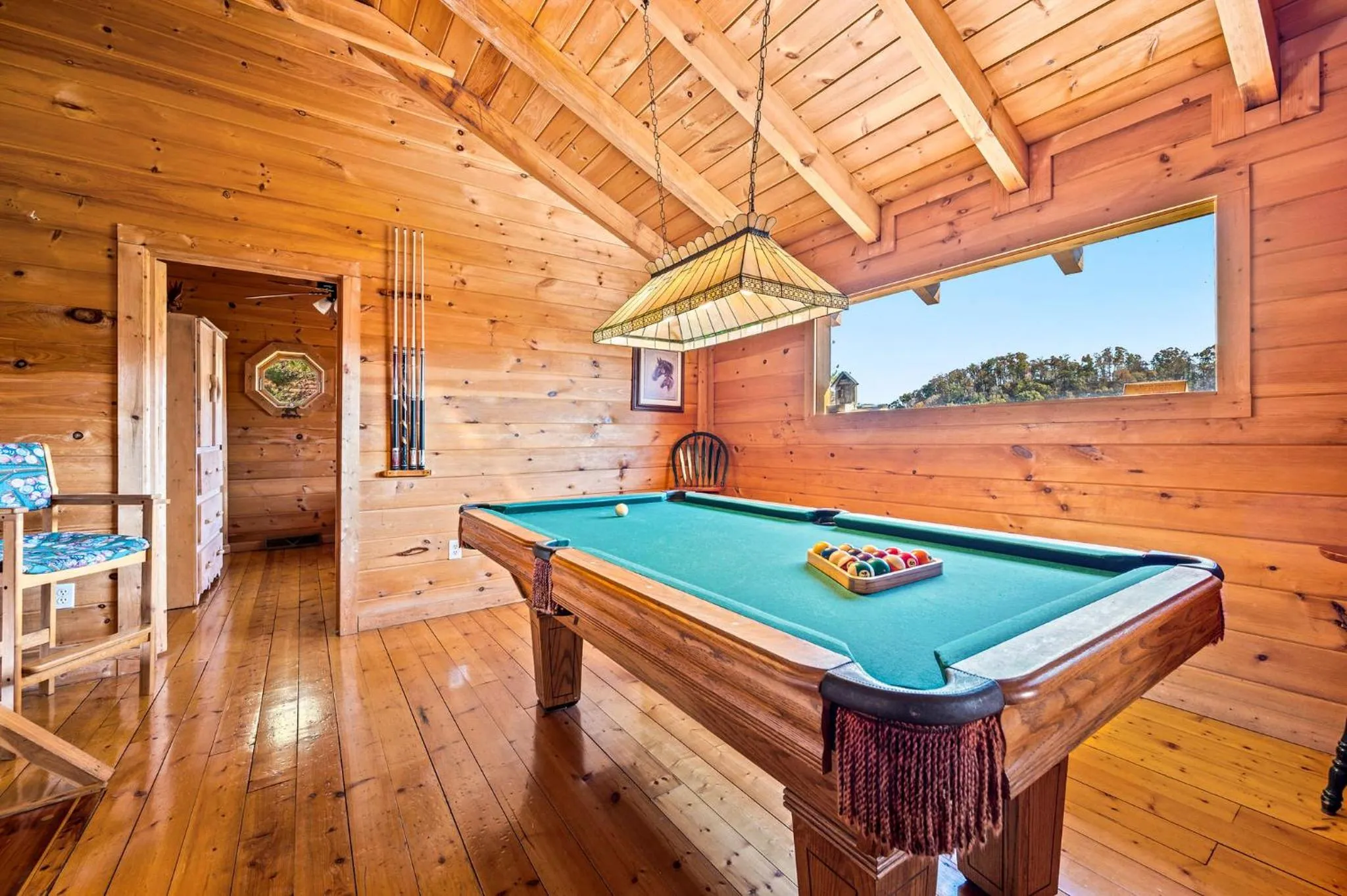 Bearfoot Pines - True Log Cabin - Wi-Fi, Hot Tub, Fishing, Deck with views! - Mins to PF