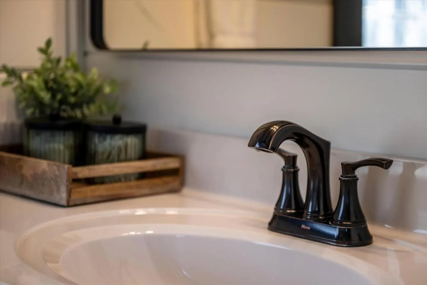 Bearfoot Pines - True Log Cabin - Wi-Fi, Hot Tub, Fishing, Deck with views! - Mins to PF