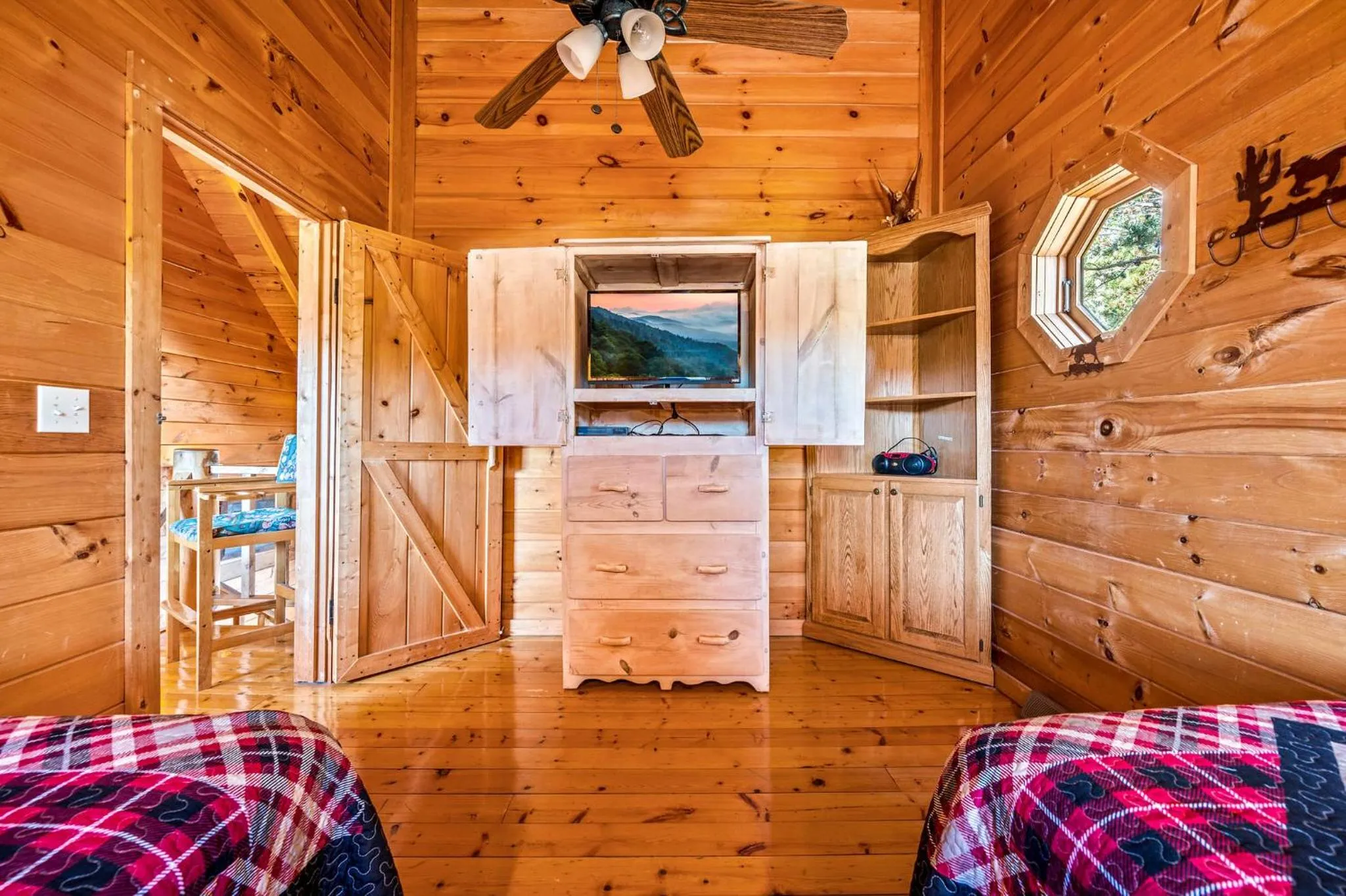 Bearfoot Pines - True Log Cabin - Wi-Fi, Hot Tub, Fishing, Deck with views! - Mins to PF