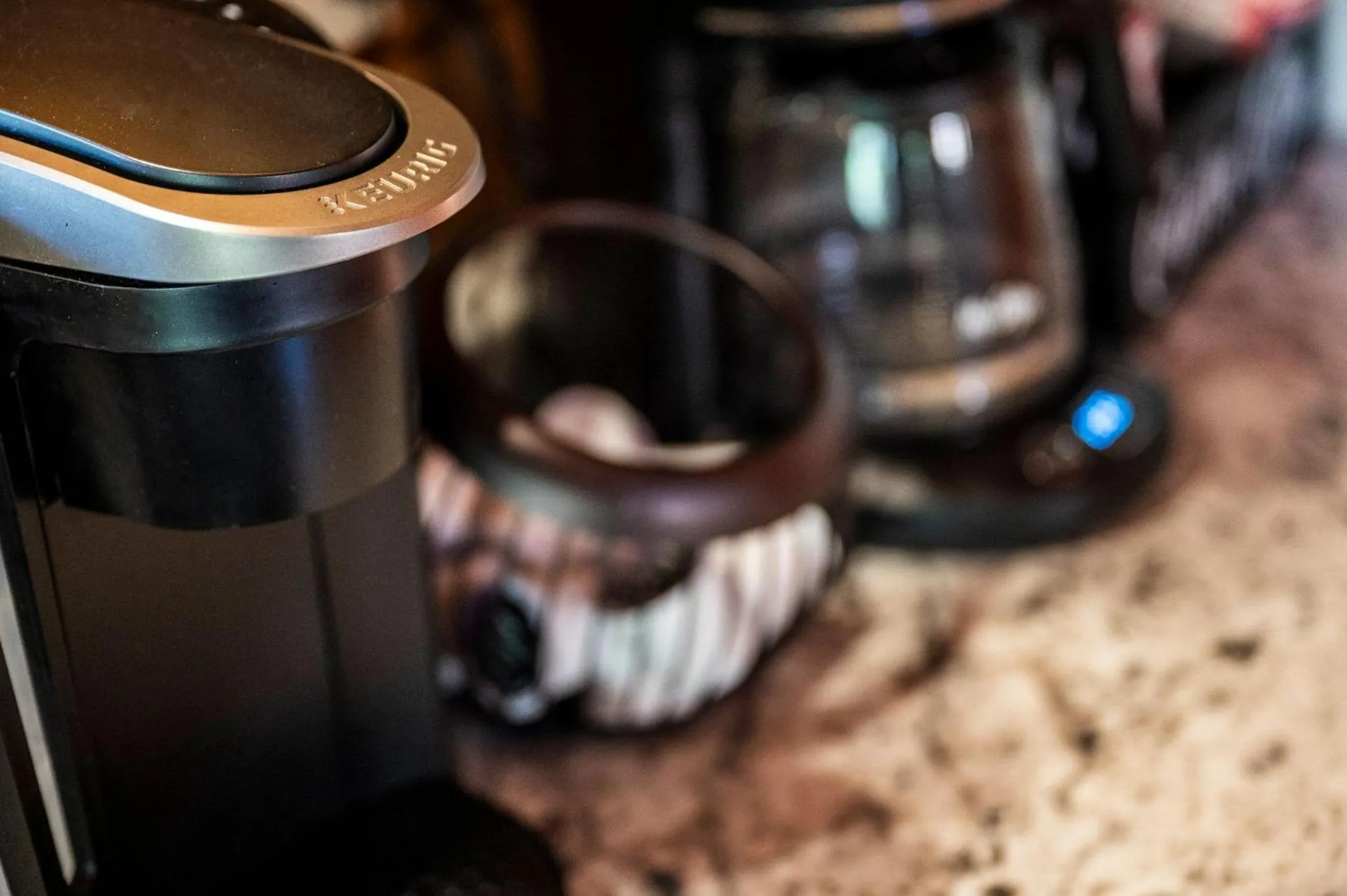 Bearfoot Pines - True Log Cabin - Wi-Fi, Hot Tub, Fishing, Deck with views! - Mins to PF