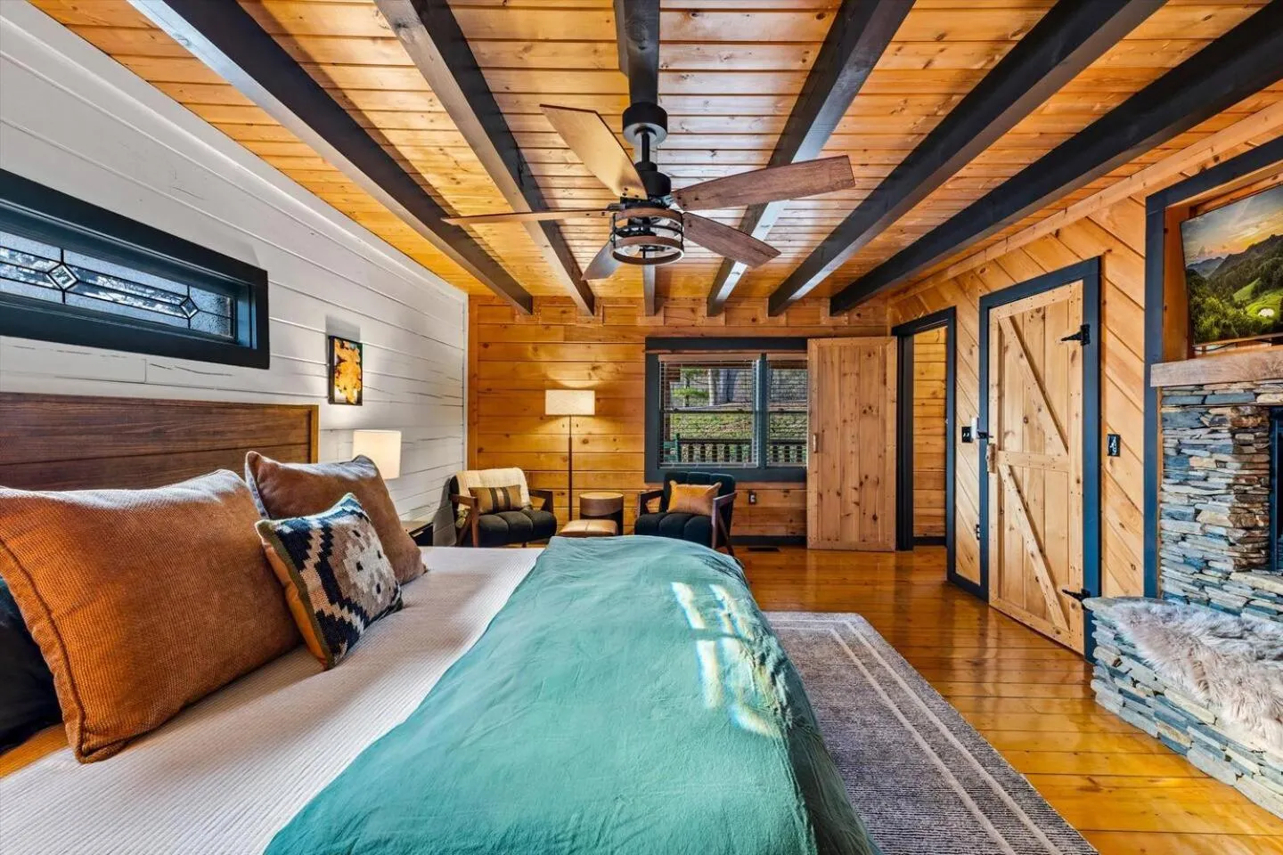 Bed in Bearfoot Pines - True Log Cabin - Wi-Fi, Hot Tub, Fishing, Deck with views! - Mins to PF