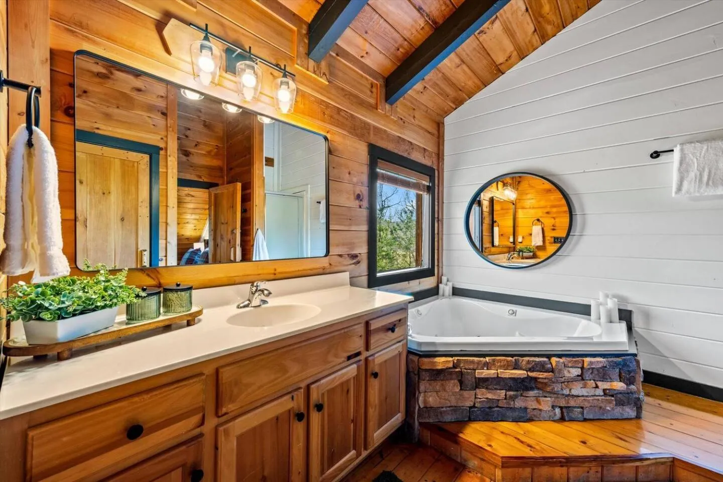 Bearfoot Pines - True Log Cabin - Wi-Fi, Hot Tub, Fishing, Deck with views! - Mins to PF