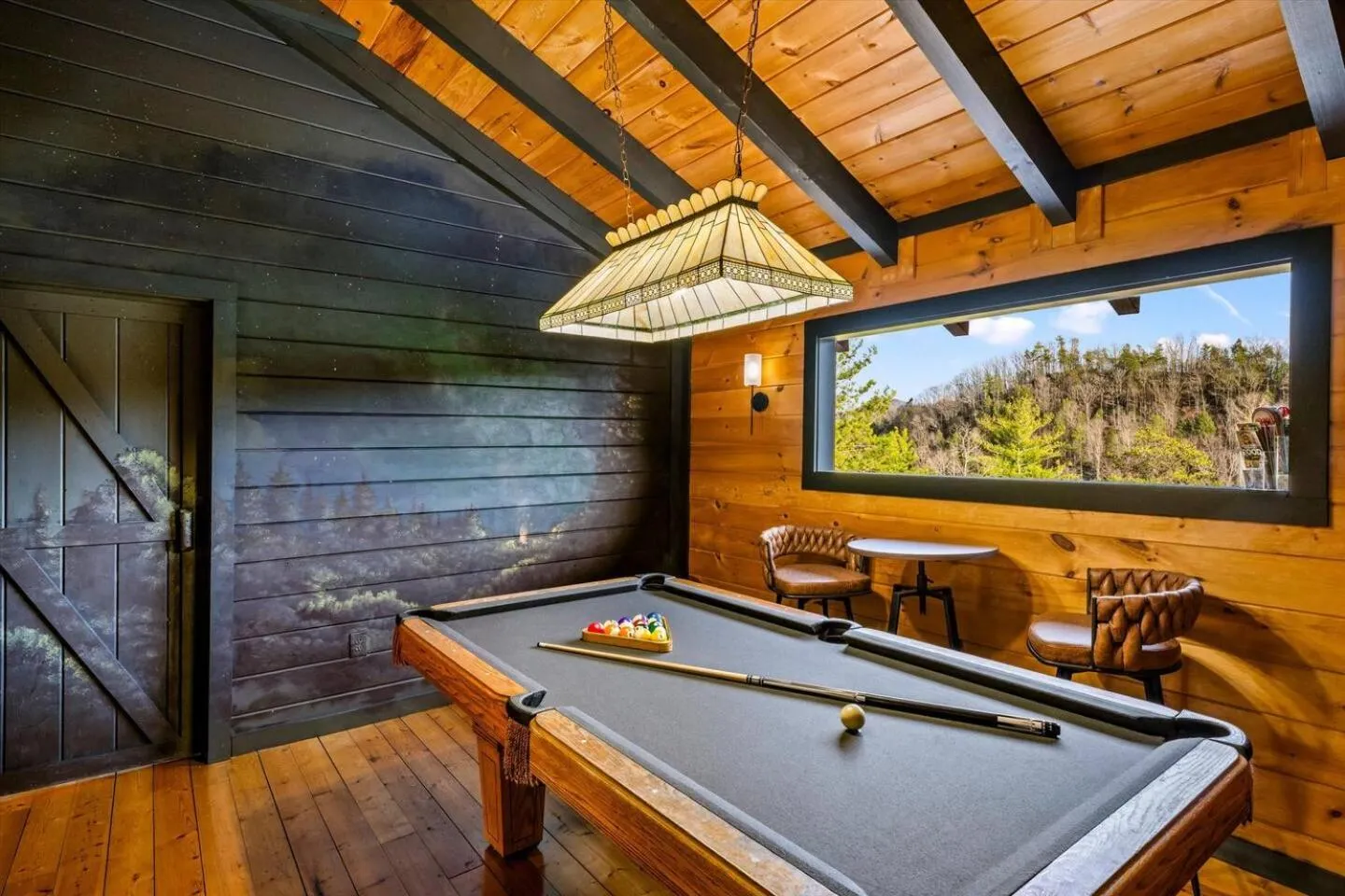 Bearfoot Pines - True Log Cabin - Wi-Fi, Hot Tub, Fishing, Deck with views! - Mins to PF