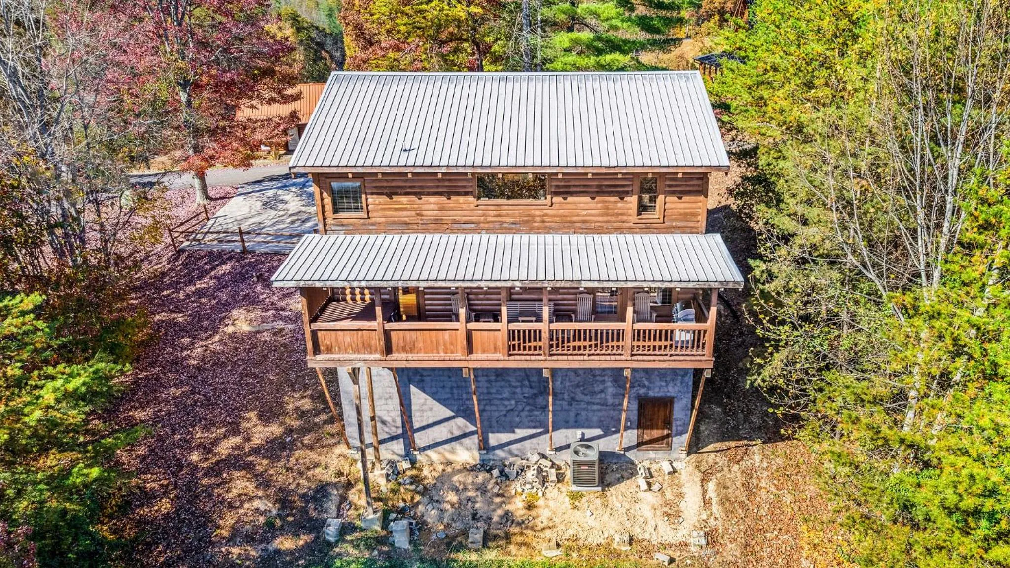 Bearfoot Pines - True Log Cabin - Wi-Fi, Hot Tub, Fishing, Deck with views! - Mins to PF