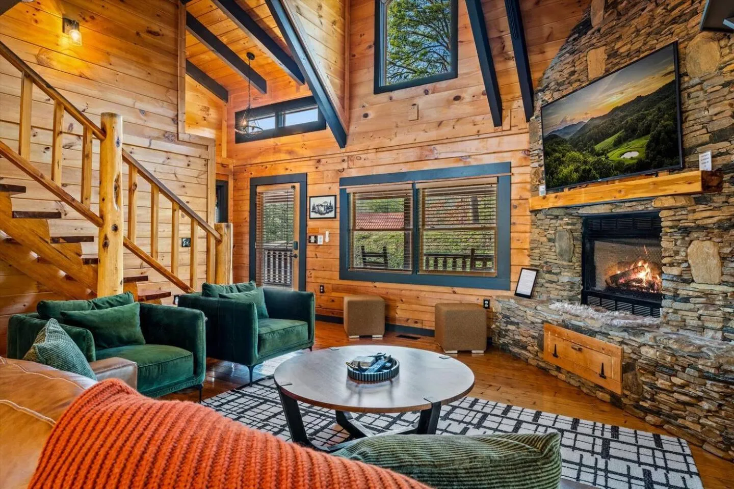 Bearfoot Pines - True Log Cabin - Wi-Fi, Hot Tub, Fishing, Deck with views! - Mins to PF