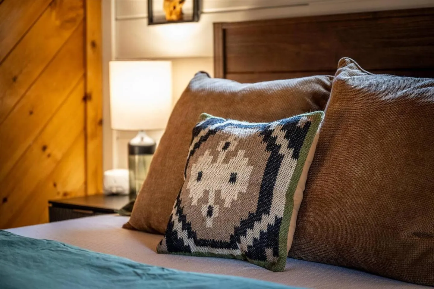 Bearfoot Pines - True Log Cabin - Wi-Fi, Hot Tub, Fishing, Deck with views! - Mins to PF