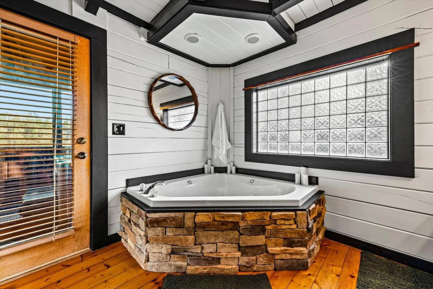 Bearfoot Pines - True Log Cabin - Wi-Fi, Hot Tub, Fishing, Deck with views! - Mins to PF