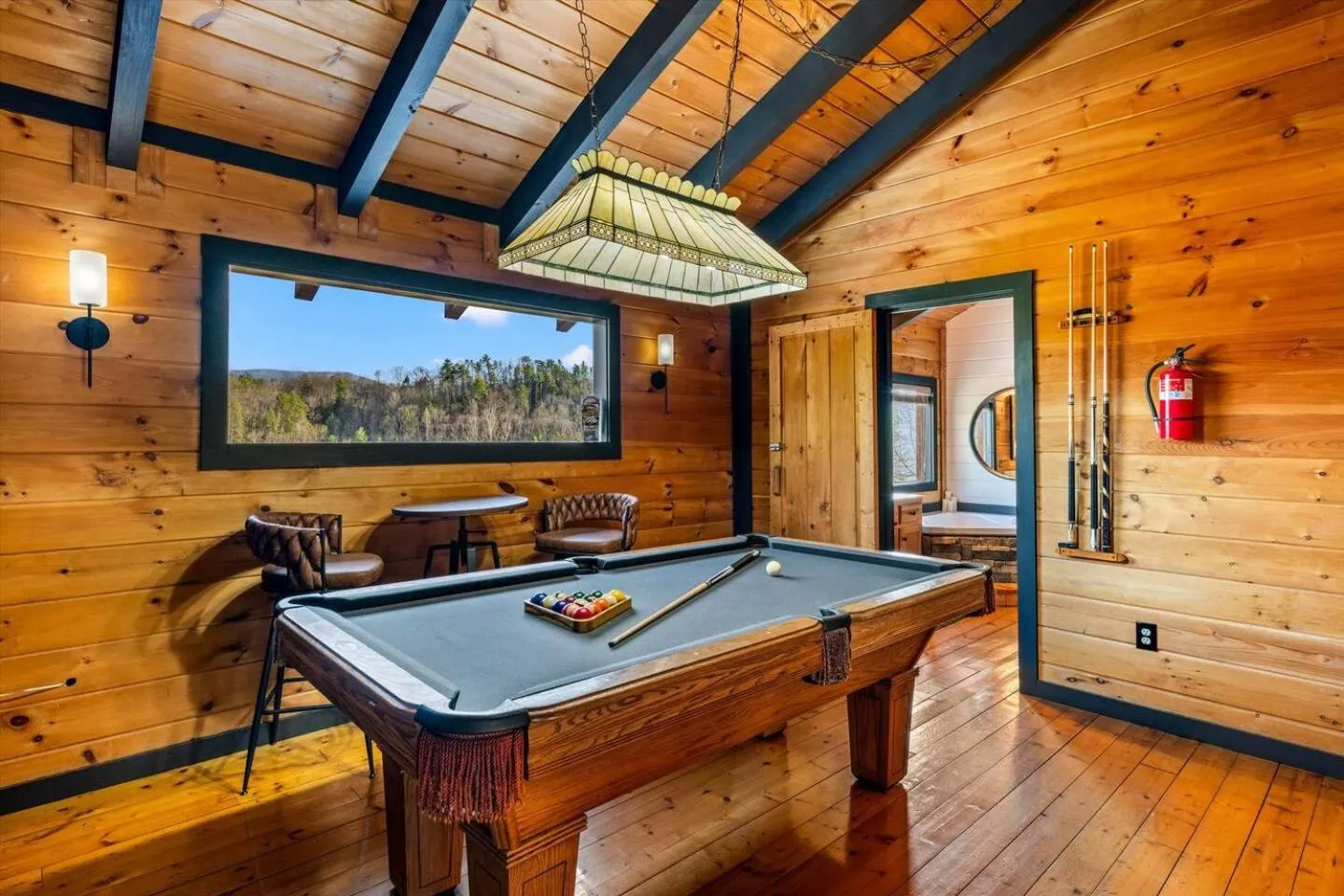 Bearfoot Pines - True Log Cabin - Wi-Fi, Hot Tub, Fishing, Deck with views! - Mins to PF