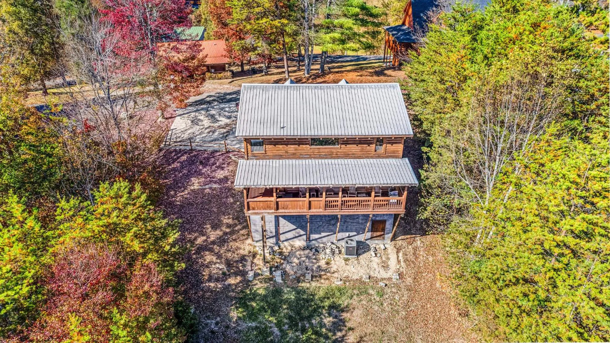 Bearfoot Pines - True Log Cabin - Wi-Fi, Hot Tub, Fishing, Deck with views! - Mins to PF