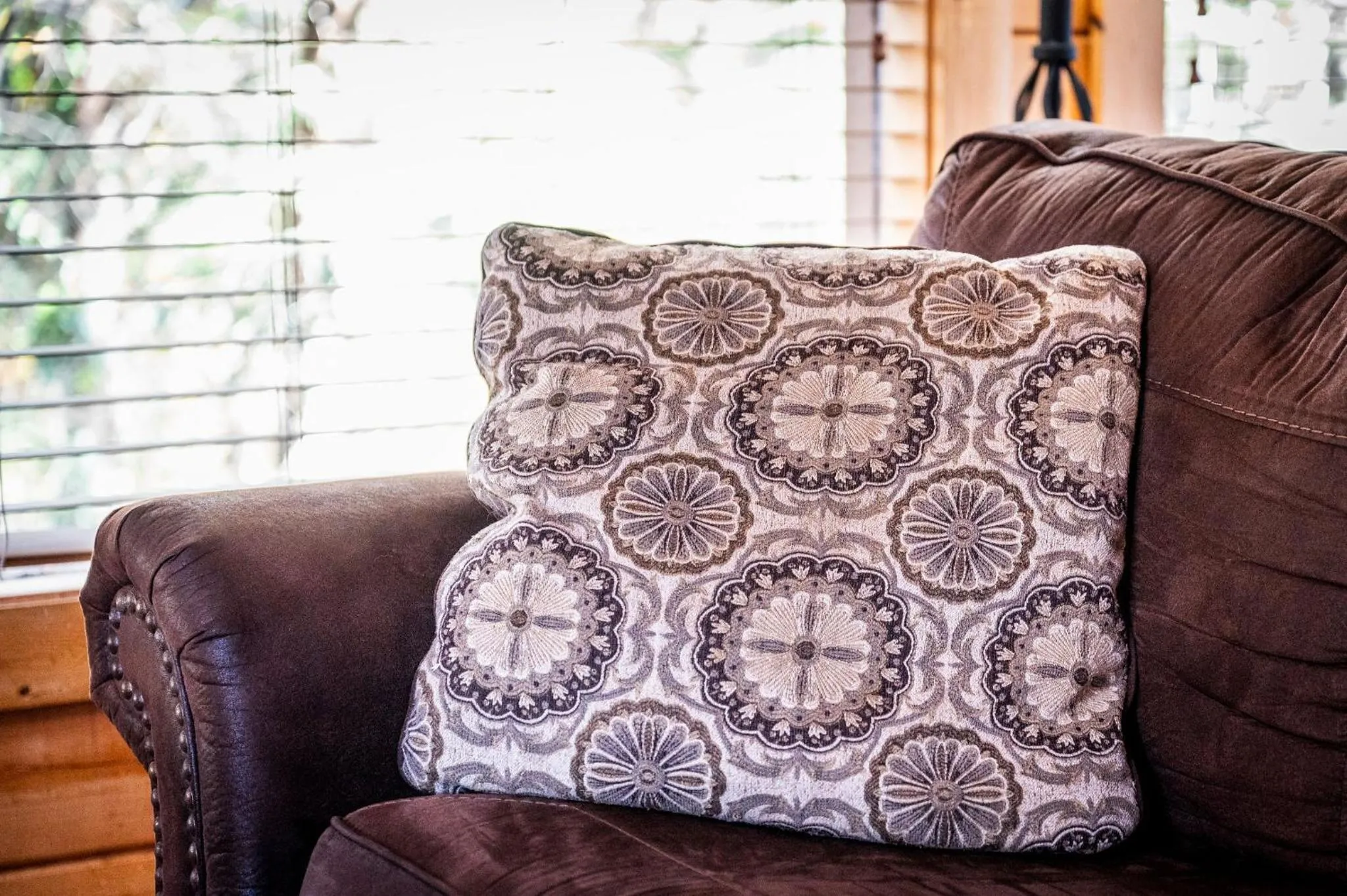 Bearfoot Pines - True Log Cabin - Wi-Fi, Hot Tub, Fishing, Deck with views! - Mins to PF