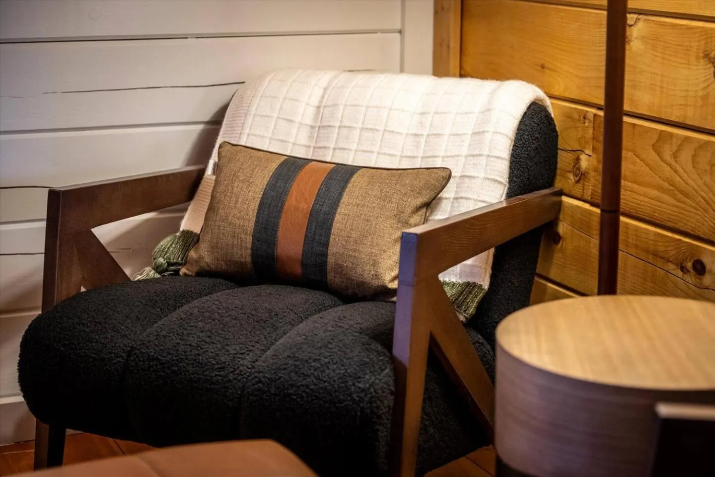 Bearfoot Pines - True Log Cabin - Wi-Fi, Hot Tub, Fishing, Deck with views! - Mins to PF