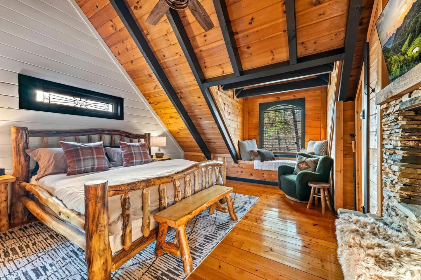 Bearfoot Pines - True Log Cabin - Wi-Fi, Hot Tub, Fishing, Deck with views! - Mins to PF