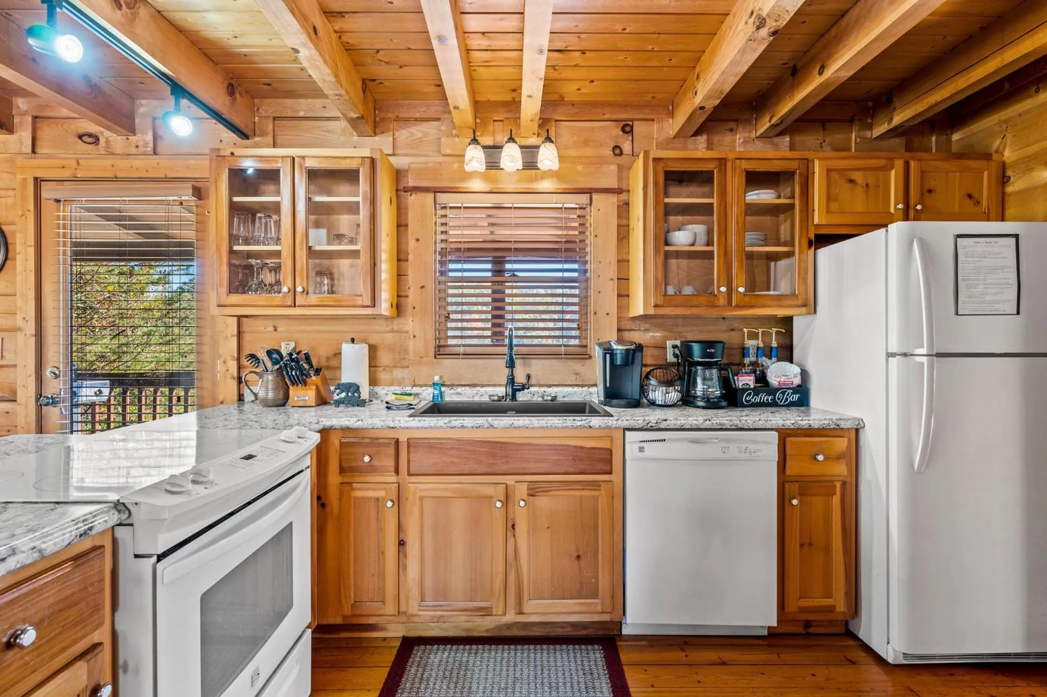 Bearfoot Pines - True Log Cabin - Wi-Fi, Hot Tub, Fishing, Deck with views! - Mins to PF