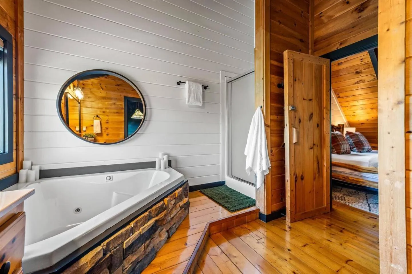 Bed in Bearfoot Pines - True Log Cabin - Wi-Fi, Hot Tub, Fishing, Deck with views! - Mins to PF