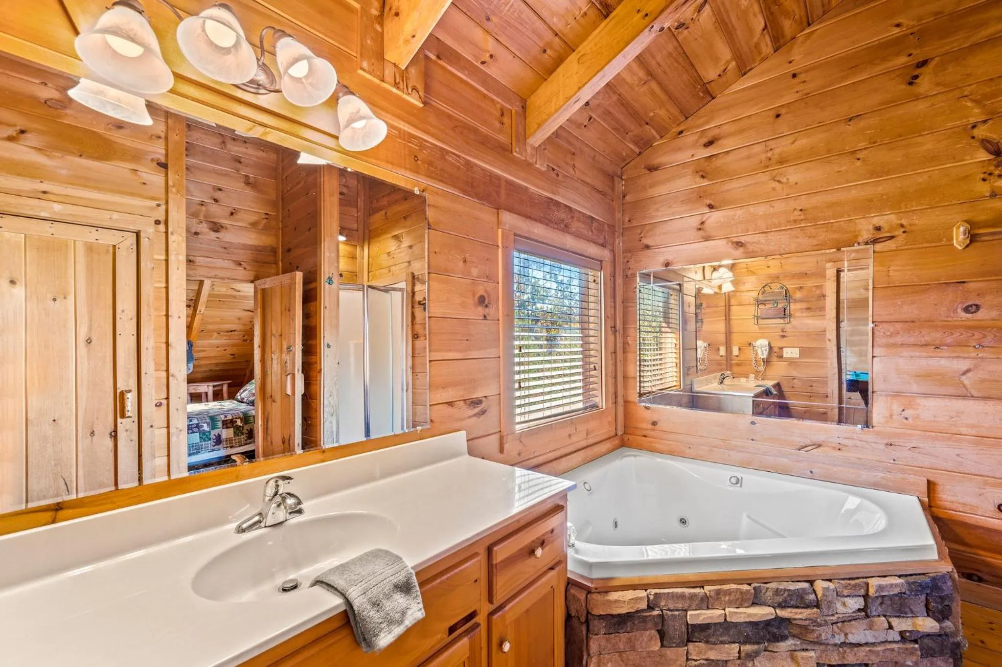 Bearfoot Pines - True Log Cabin - Wi-Fi, Hot Tub, Fishing, Deck with views! - Mins to PF