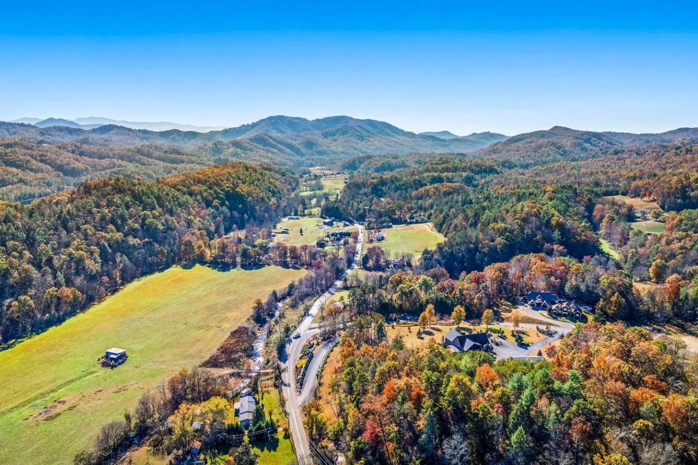 Bearfoot Pines - True Log Cabin - Wi-Fi, Hot Tub, Fishing, Deck with views! - Mins to PF