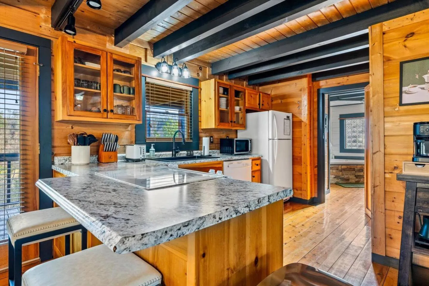 Bearfoot Pines - True Log Cabin - Wi-Fi, Hot Tub, Fishing, Deck with views! - Mins to PF