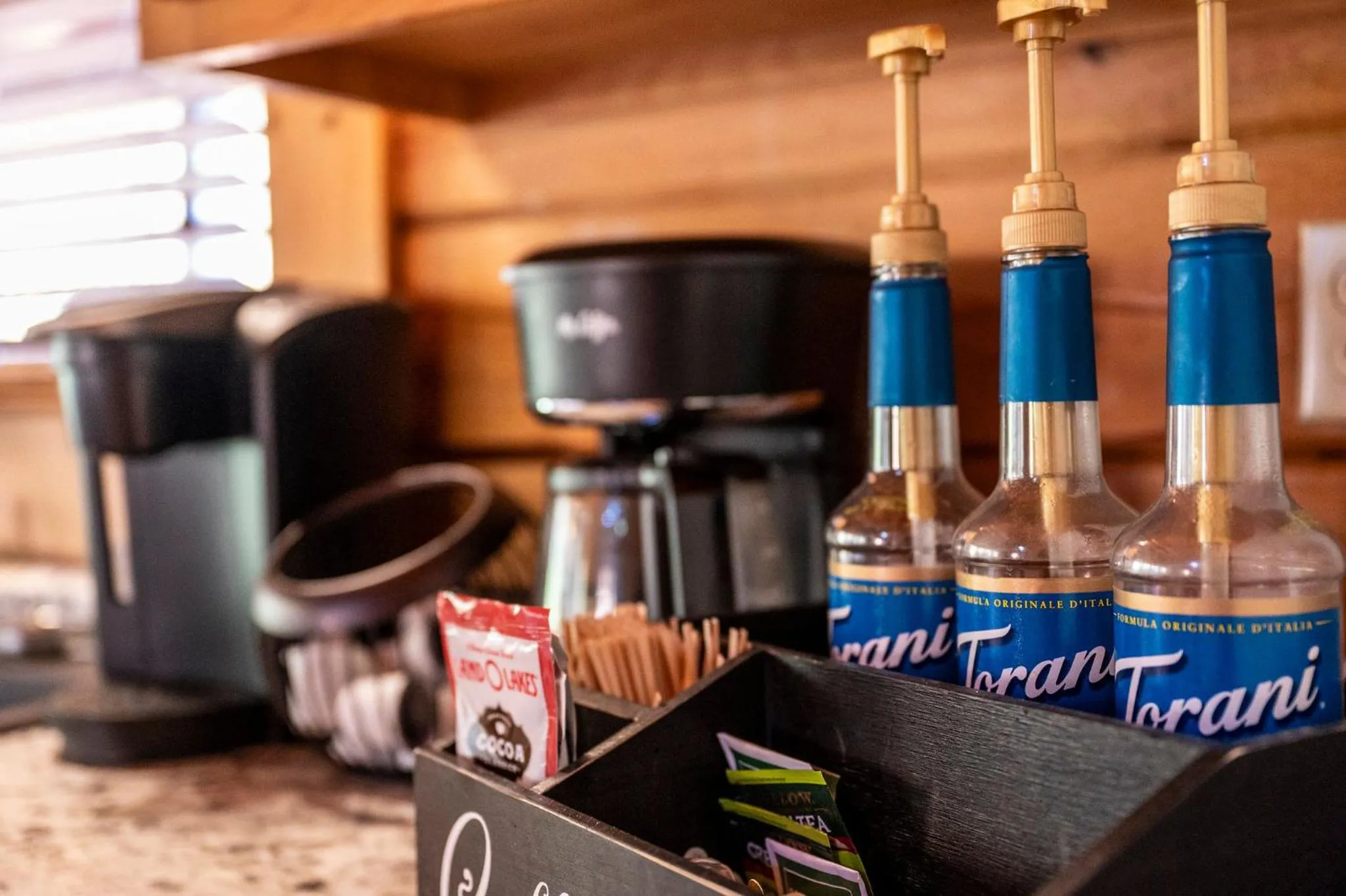 Bearfoot Pines - True Log Cabin - Wi-Fi, Hot Tub, Fishing, Deck with views! - Mins to PF