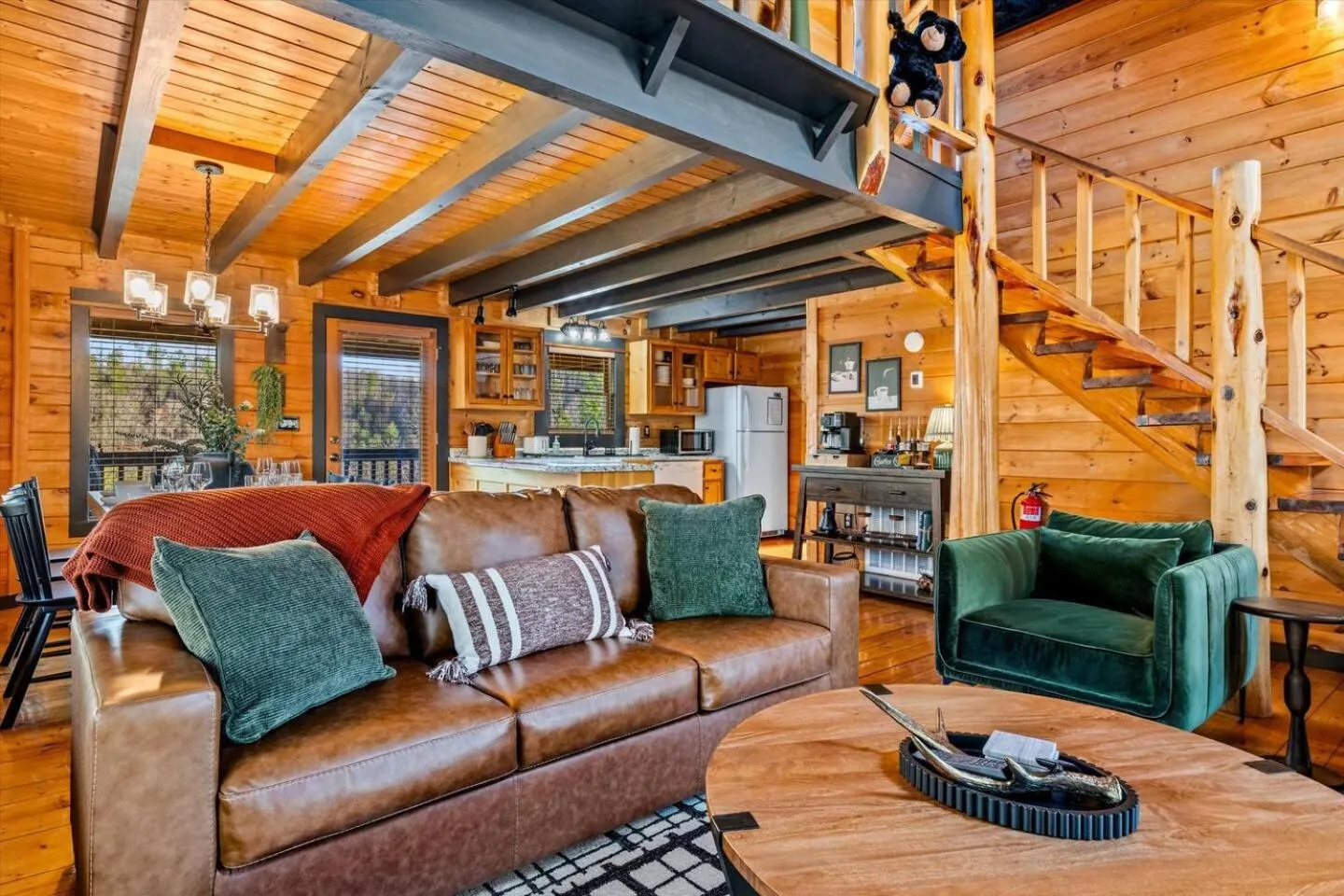 Bearfoot Pines - True Log Cabin - Wi-Fi, Hot Tub, Fishing, Deck with views! - Mins to PF