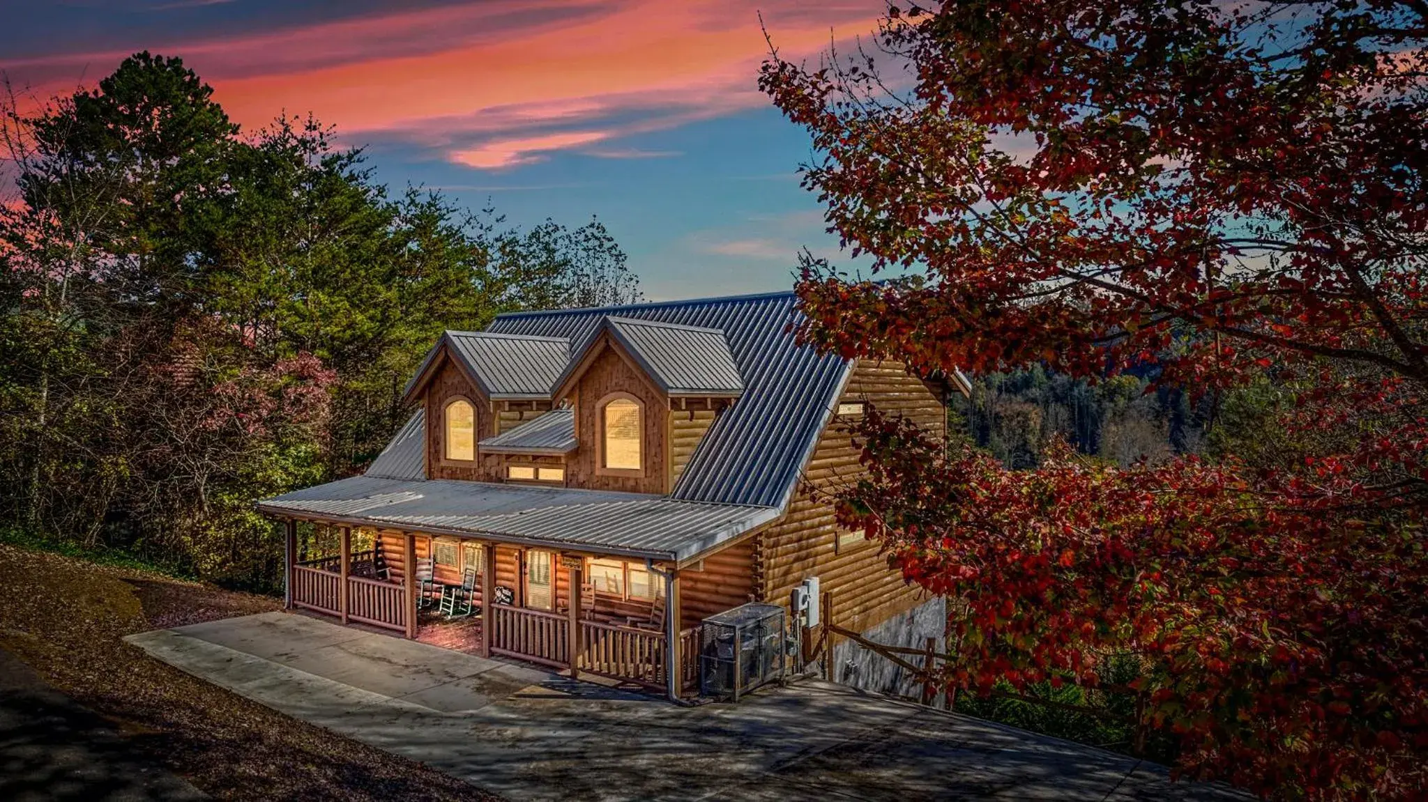 Bearfoot Pines - True Log Cabin - Wi-Fi, Hot Tub, Fishing, Deck with views! - Mins to PF Bearfoot Pines - True Log Cabin - Wi-Fi, Hot Tub, Fishing, Deck with views! - Mins to PF