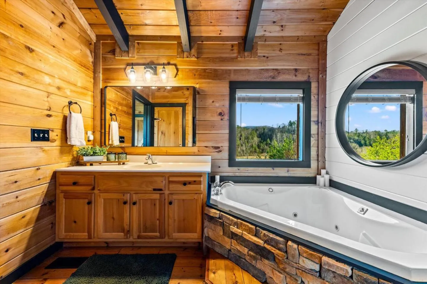 Bearfoot Pines - True Log Cabin - Wi-Fi, Hot Tub, Fishing, Deck with views! - Mins to PF