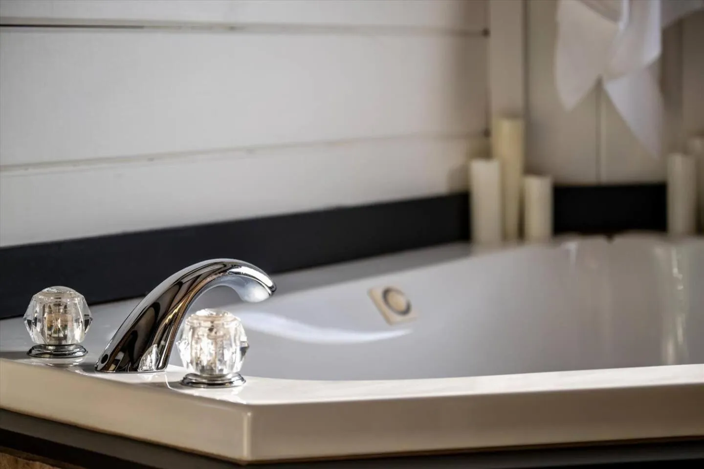 Bearfoot Pines - True Log Cabin - Wi-Fi, Hot Tub, Fishing, Deck with views! - Mins to PF