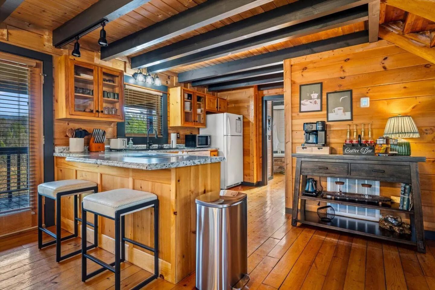 Bearfoot Pines - True Log Cabin - Wi-Fi, Hot Tub, Fishing, Deck with views! - Mins to PF