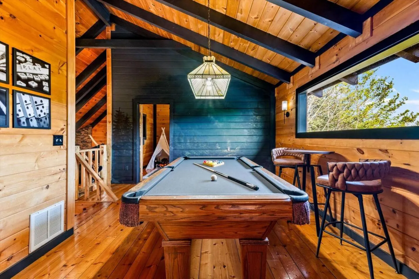 Bearfoot Pines - True Log Cabin - Wi-Fi, Hot Tub, Fishing, Deck with views! - Mins to PF