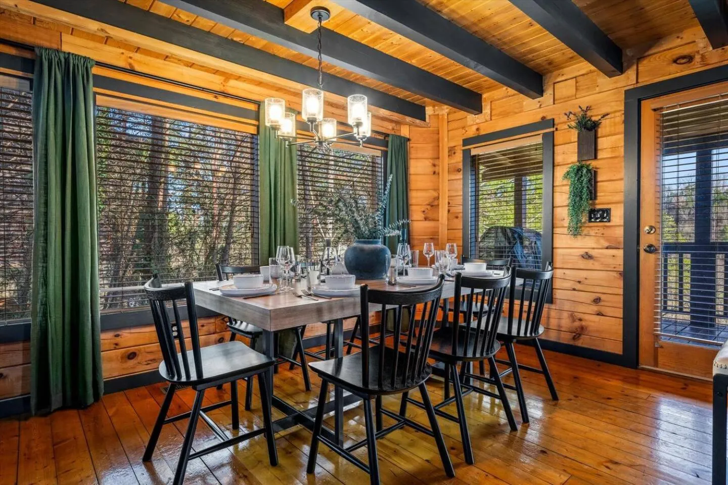 Bearfoot Pines - True Log Cabin - Wi-Fi, Hot Tub, Fishing, Deck with views! - Mins to PF